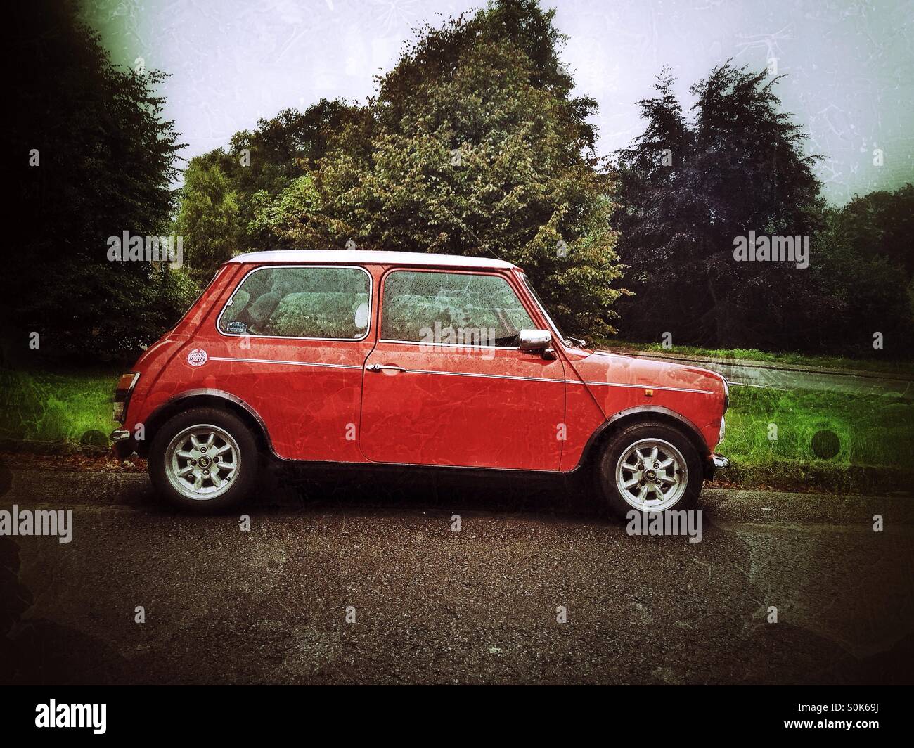 Red Mini auto - Immagine stock catturata con smartphone