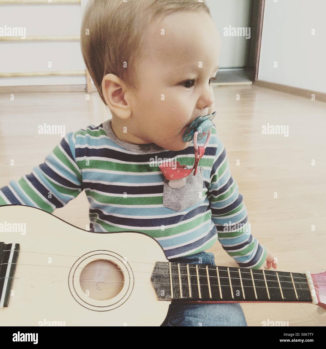 Bambino Che Suona La Chitarra Immagini e Fotos Stock Alamy