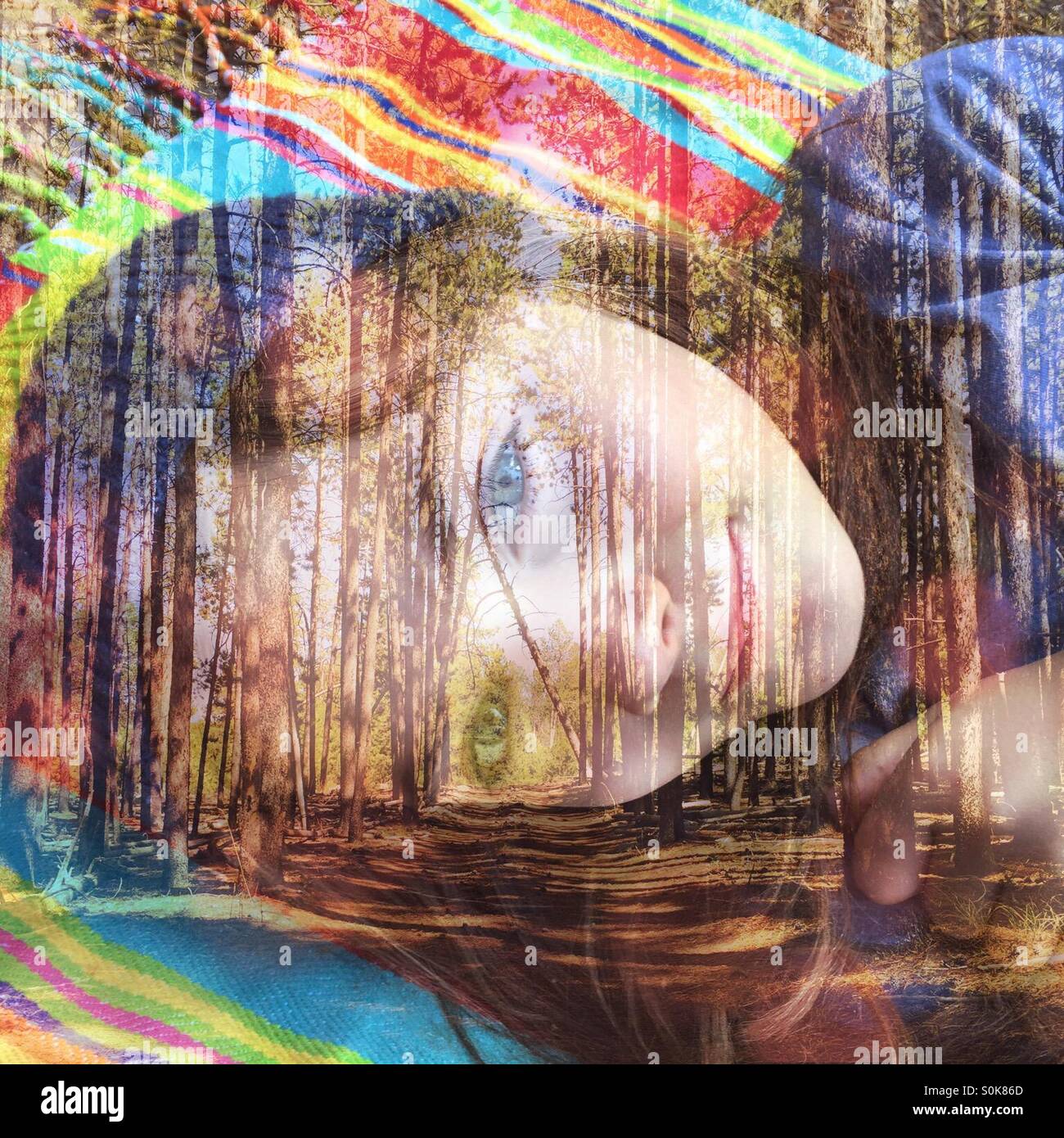 Una doppia esposizione - fotografia di una giovane ragazza in posa su una coperta picnic e una foresta crea un sorprendente e immagini colorate. Foto Stock