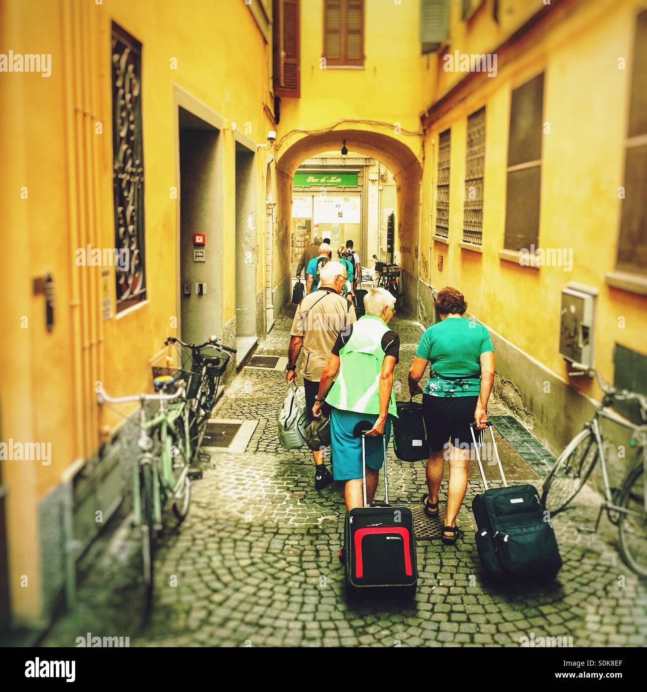 Senior controllo turistico uscire dall'hotel in Italia. - Immagine stock catturata con smartphone