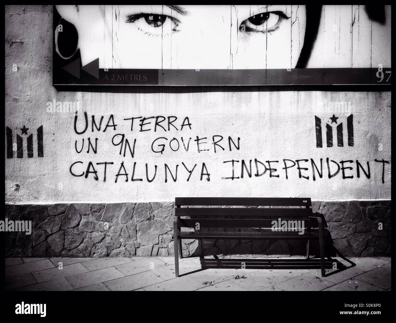 [Catalunya Catalonia] Indipendenza di graffiti su un muro in Mora d'Ebre, Catalogna, Spagna. - Immagine stock catturata con smartphone