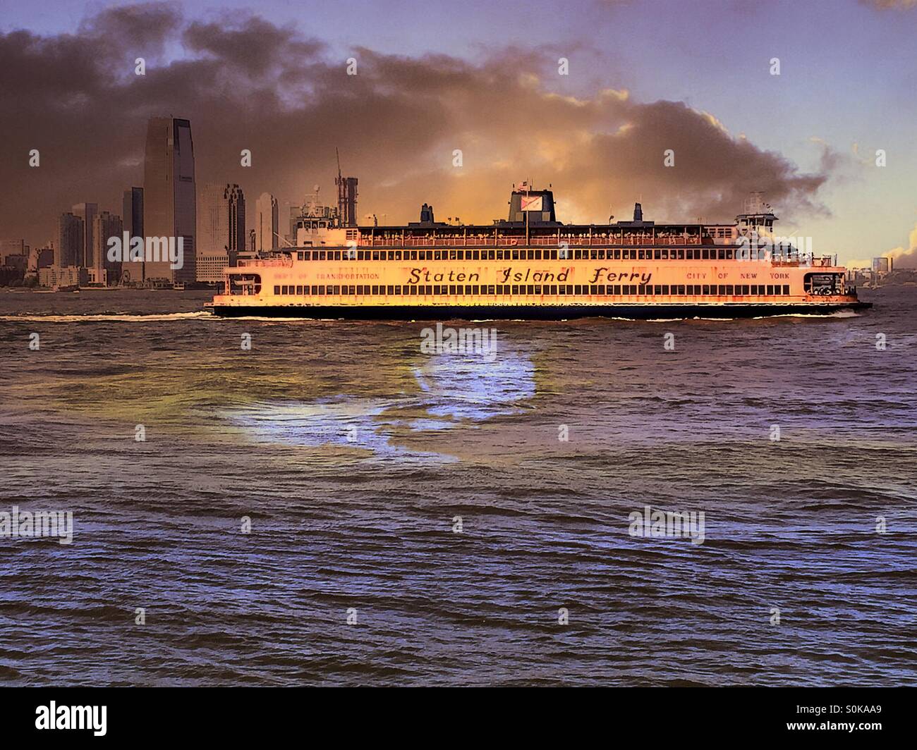 La Staten Island crociere in traghetto attraverso il porto di New York con il New Jersey skyline in background. - Immagine stock catturata con smartphone