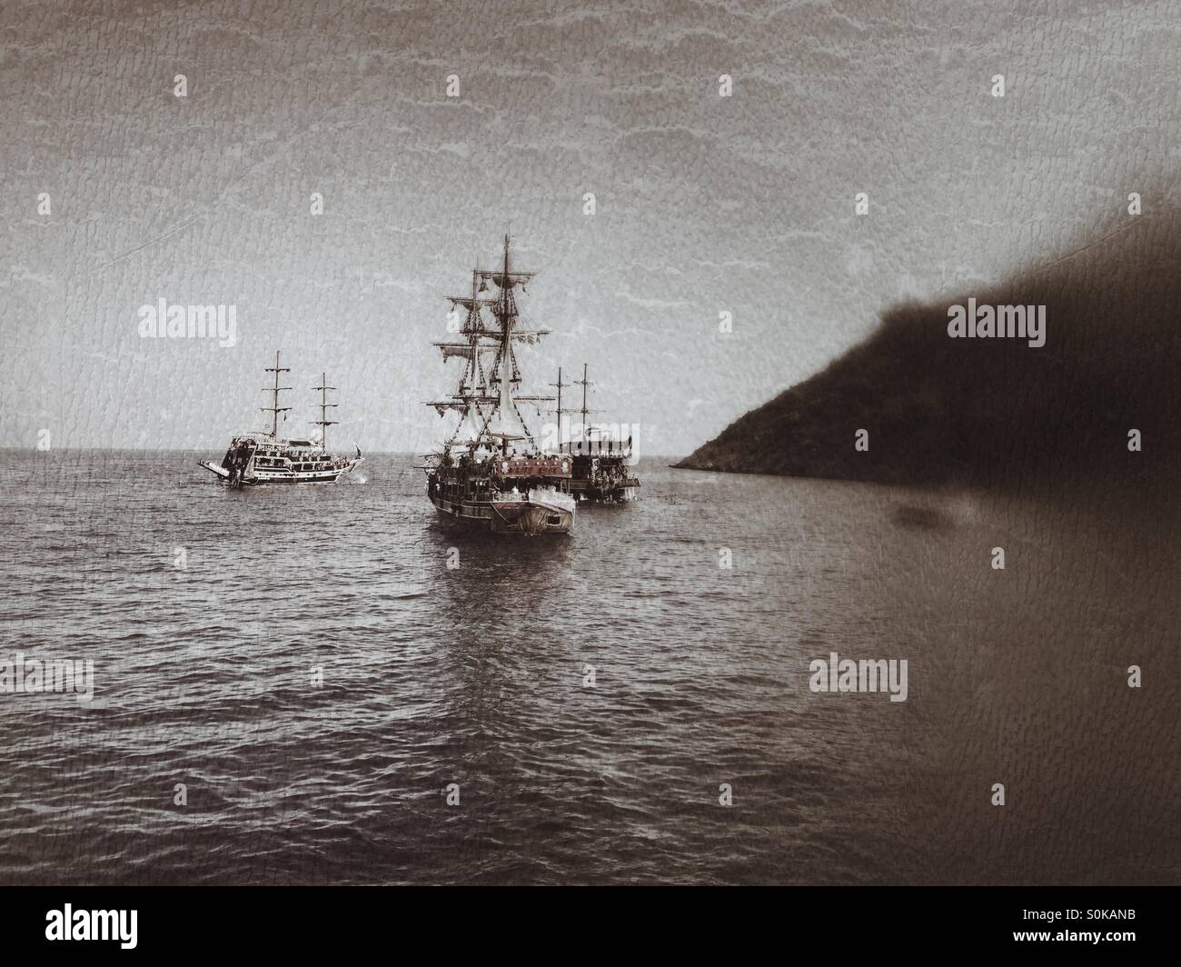 I pirati le navi a vela in mare Foto Stock