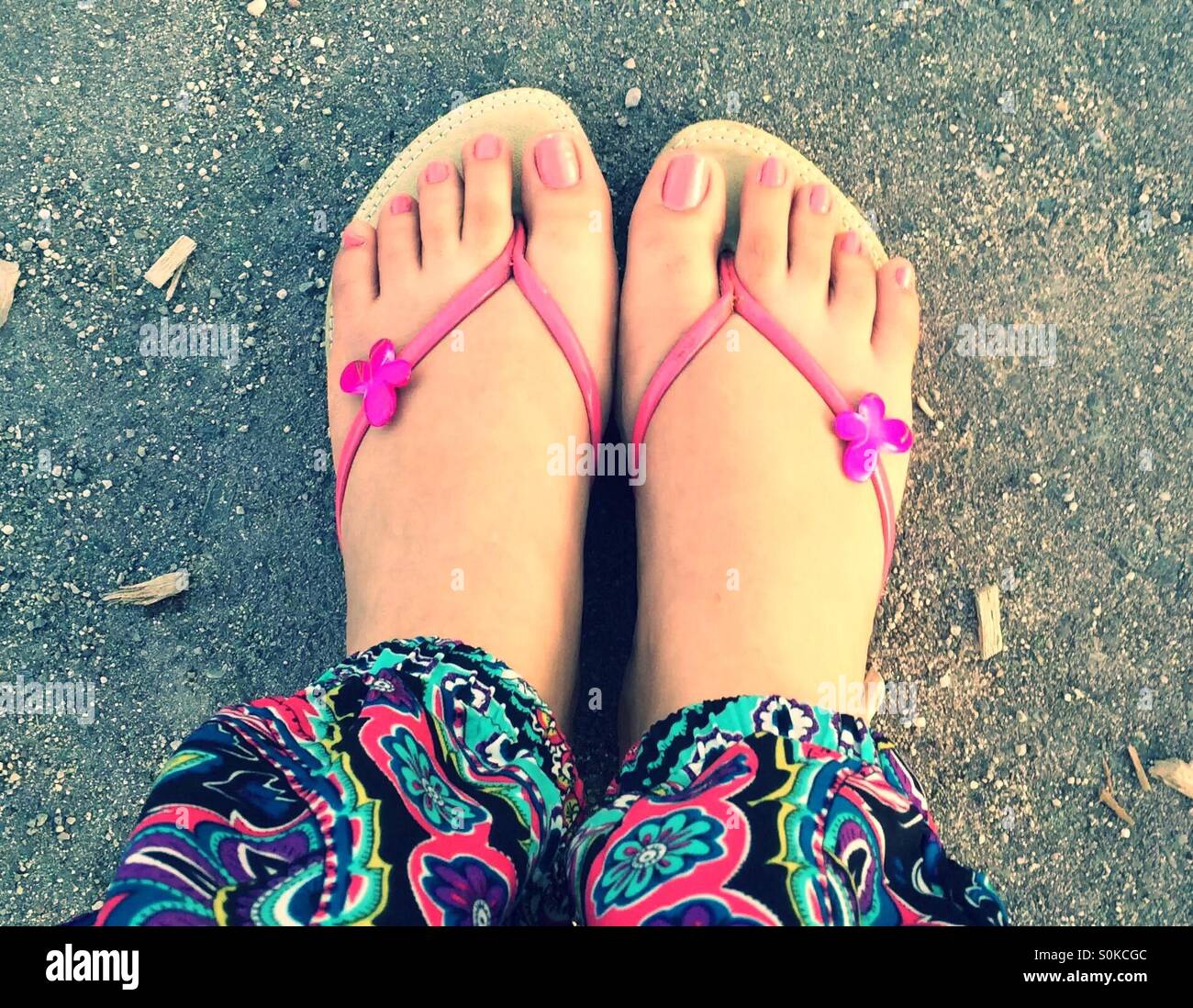 Rosa usura del piede con il rosa unghie dei piedi Foto Stock