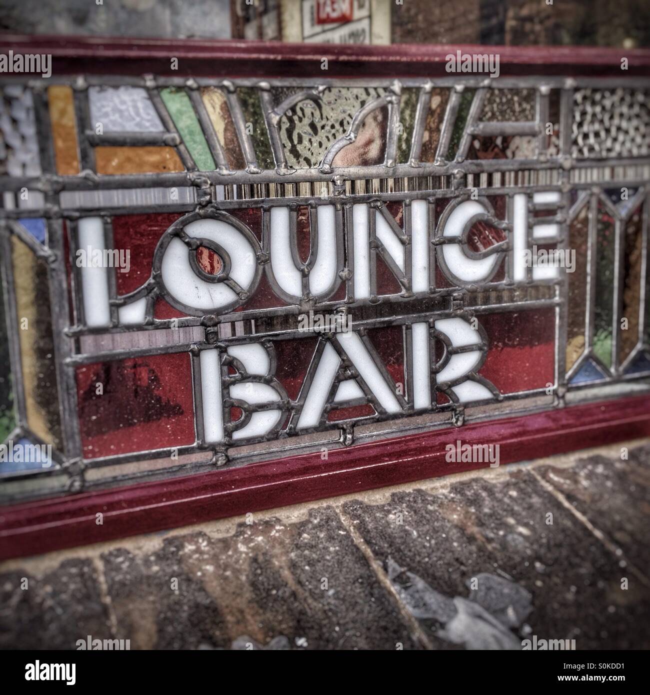 Segno per il lounge bar in un vecchio pub; realizzato in piombo con luci di vetro colorato. Foto Stock
