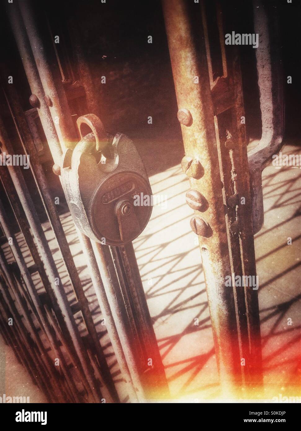 Lucchetto sul cancello metallico in primo piano - Immagine stock catturata con smartphone