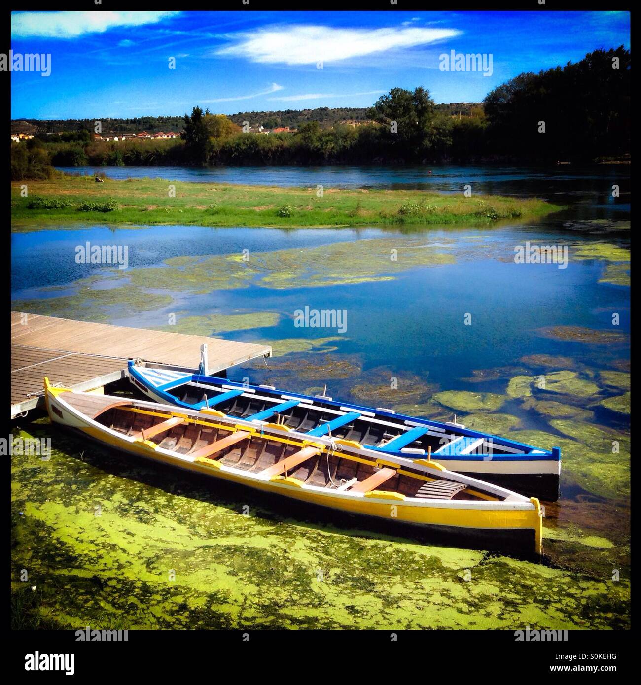 Barche a remi ormeggiate lungo il fiume Ebro, Catalogna, Spagna. - Immagine stock catturata con smartphone