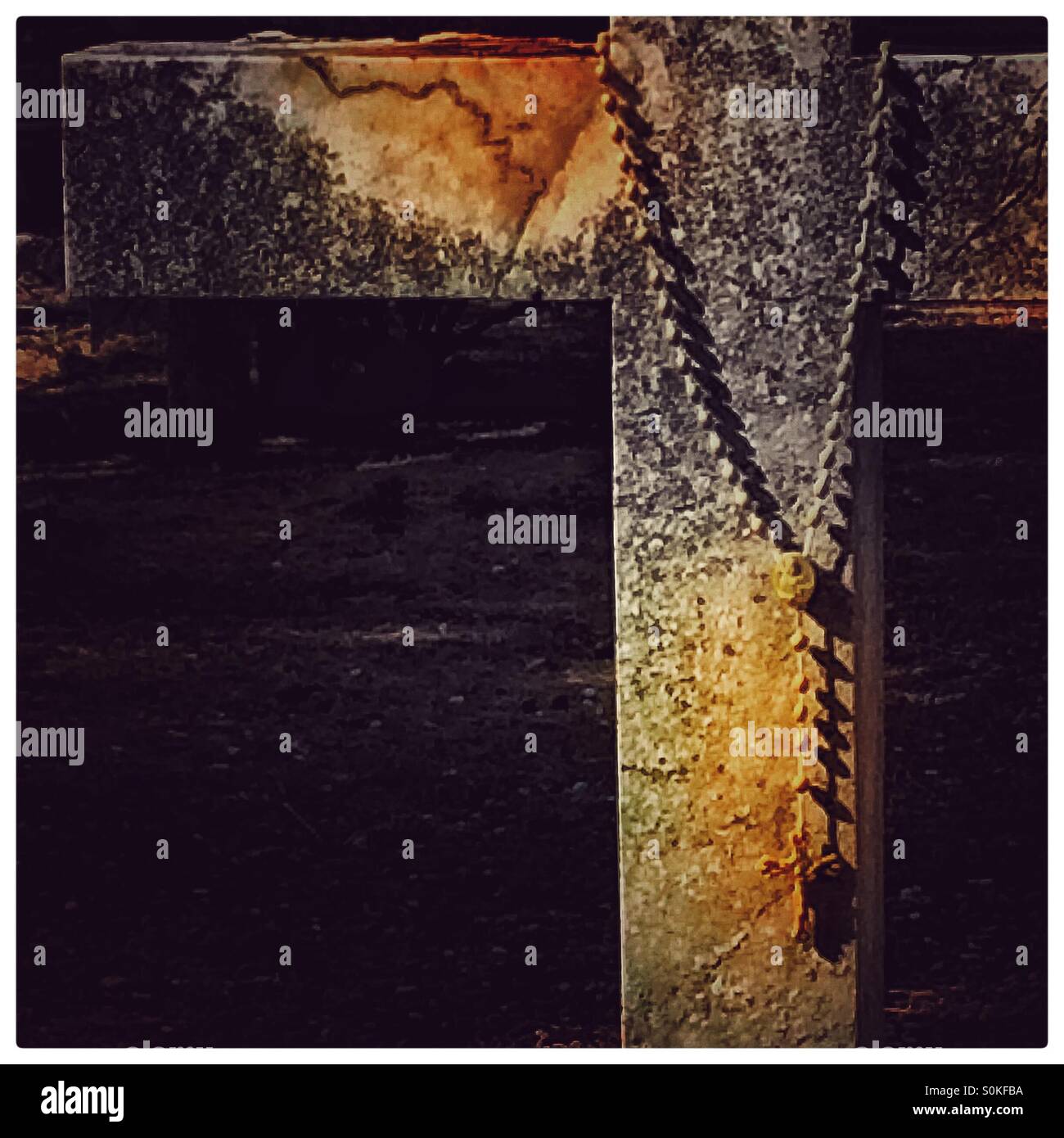 I grani del rosario appeso sulla croce - Immagine stock catturata con smartphone