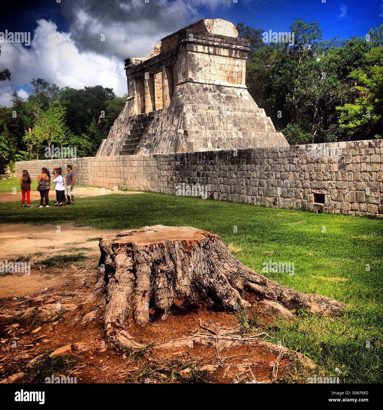 Una struttura di taglio all'interno de maya della palla di gioco corte a Chichen Itza, pista, Tinum, Yucatan, Messico - Immagine stock catturata con smartphone