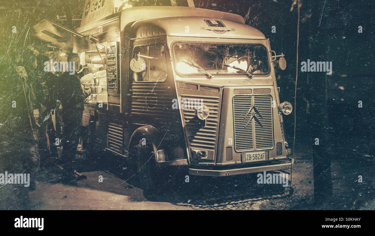 Cucina di strada carrello ora di cena - Immagine stock catturata con smartphone