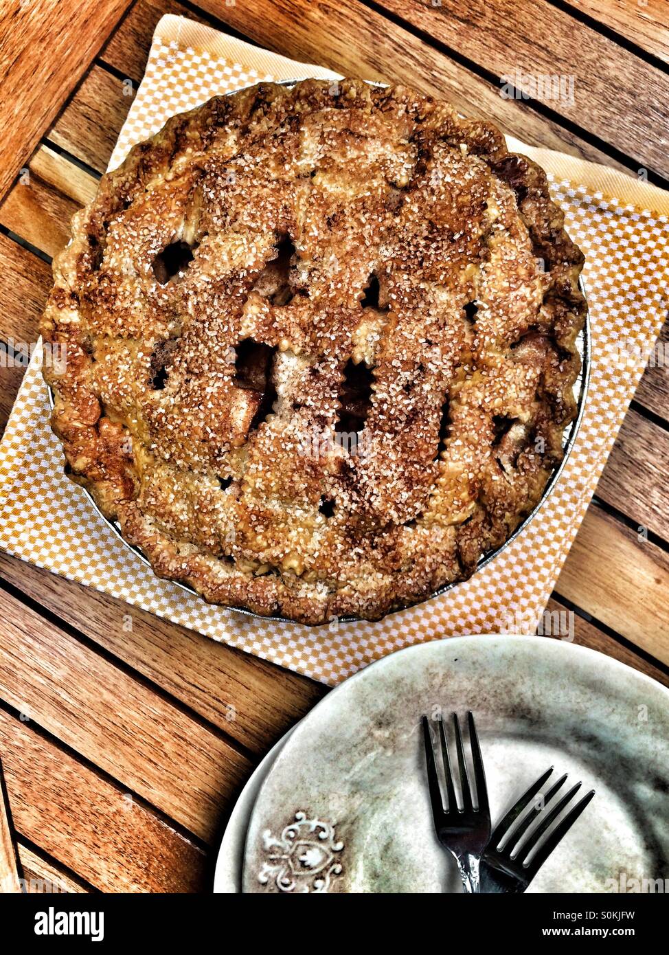 Torta di mele con due piastre Foto Stock