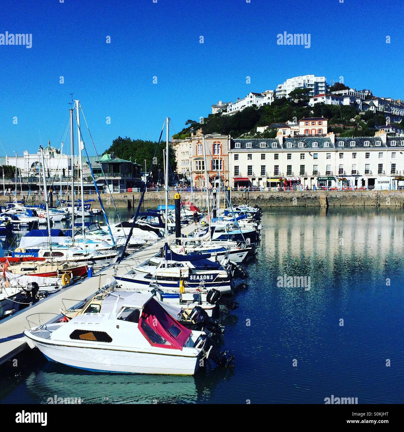 Torquay Harbour sulla riviera inglese, nel South Devon, Inghilterra, Regno Unito. - Immagine stock catturata con smartphone