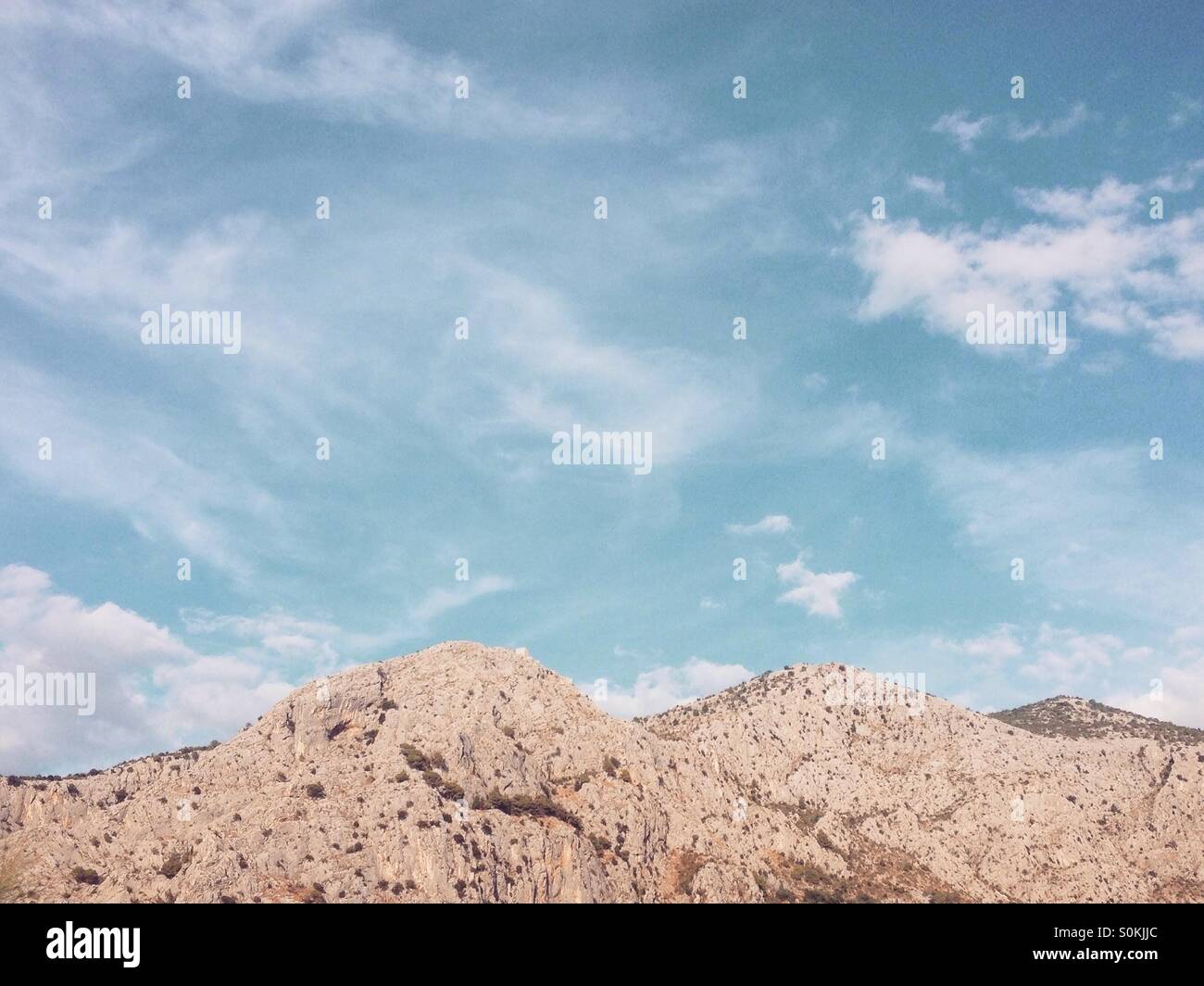 Cima della montagna paesaggio con cielo blu e nuvole Foto Stock