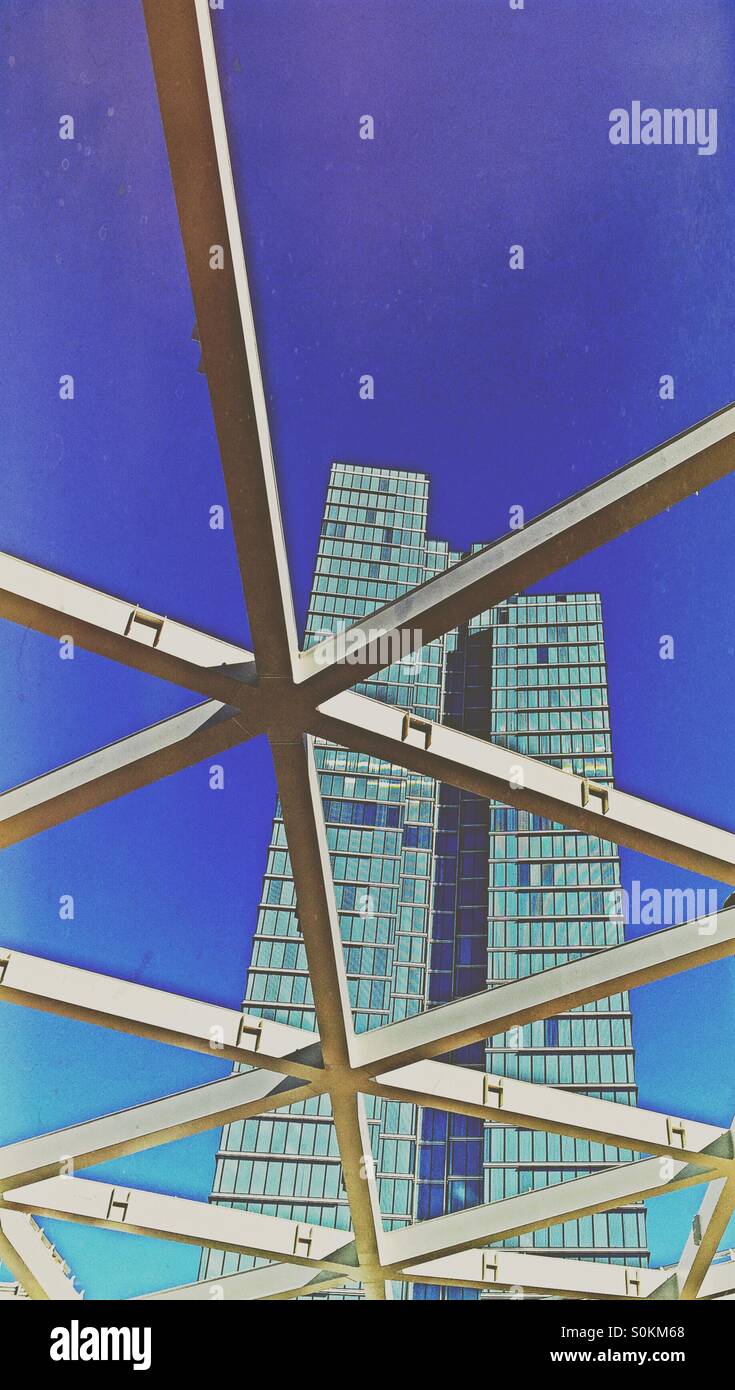 Edificio per uffici visto attraverso una intelaiatura metallica Foto Stock