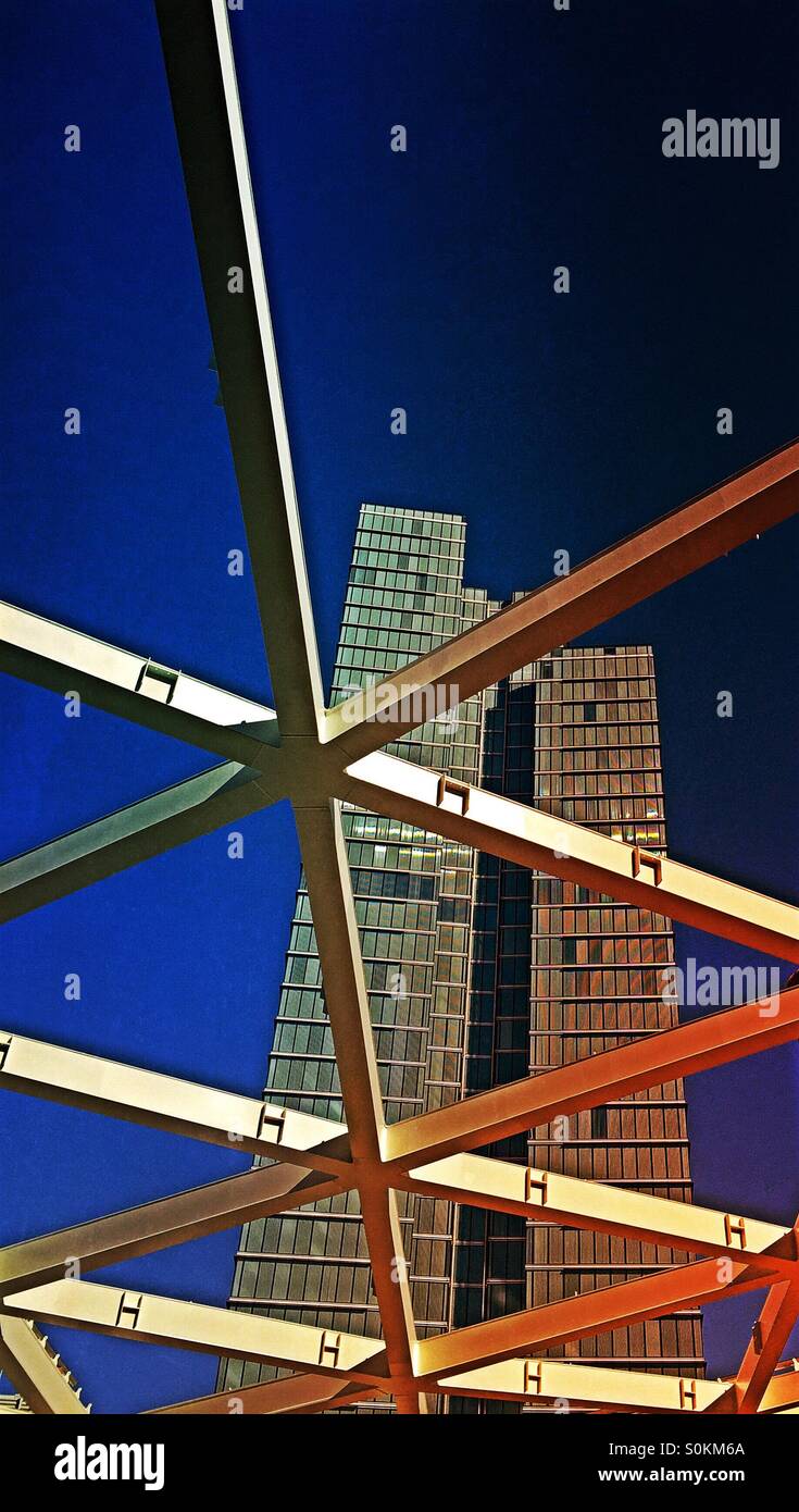 Edificio per uffici visto attraverso una intelaiatura metallica Foto Stock