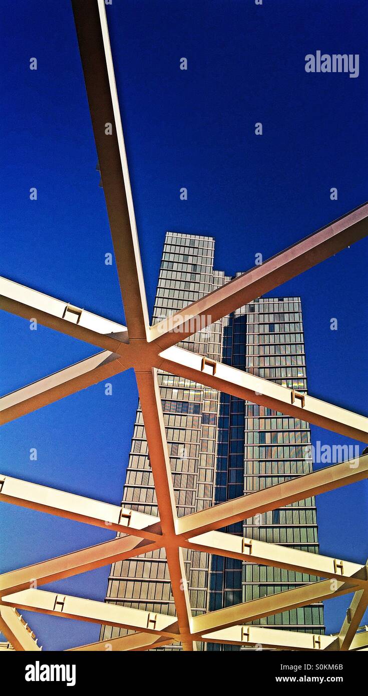 Edificio per uffici visto attraverso una intelaiatura metallica Foto Stock