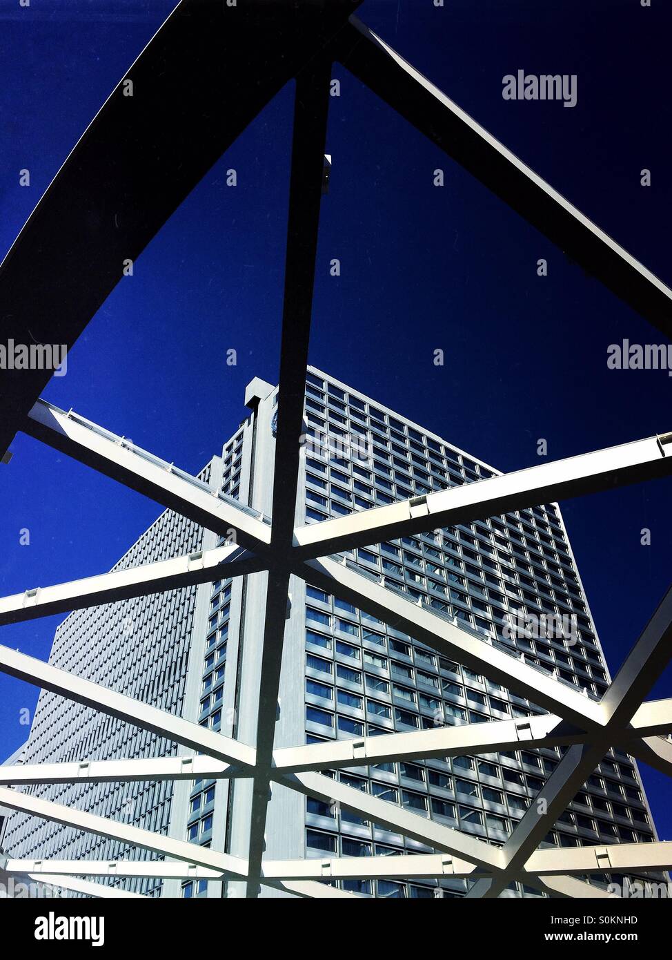 Hotel Sheraton visto attraverso la costruzione di elementi in ferro battuto Foto Stock