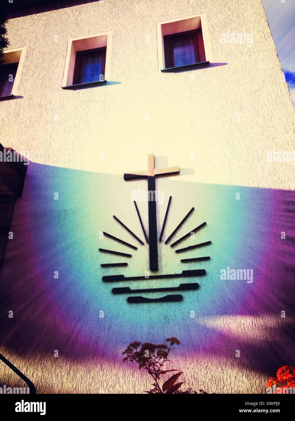 Segno a forma di croce al di fuori di una chiesa in Svezia Foto Stock