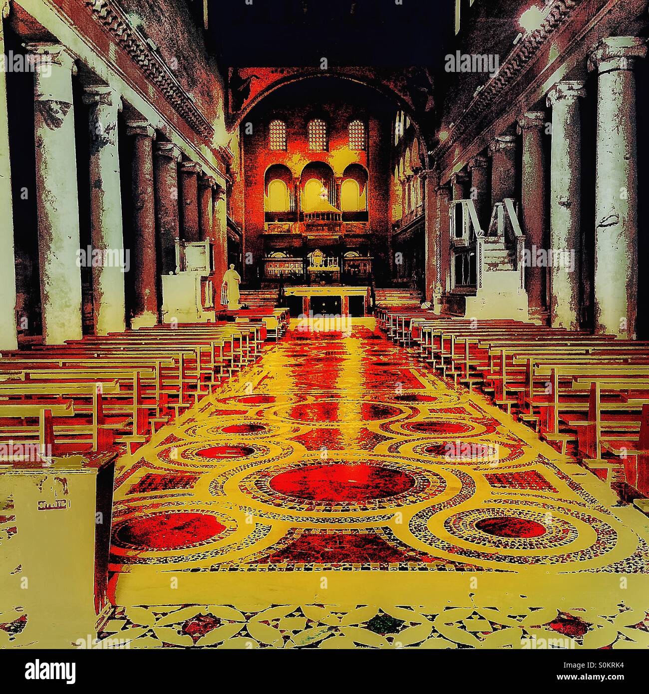 Interno della Basilica di San Lorenzo fuori le Mura a Roma - Immagine stock catturata con smartphone