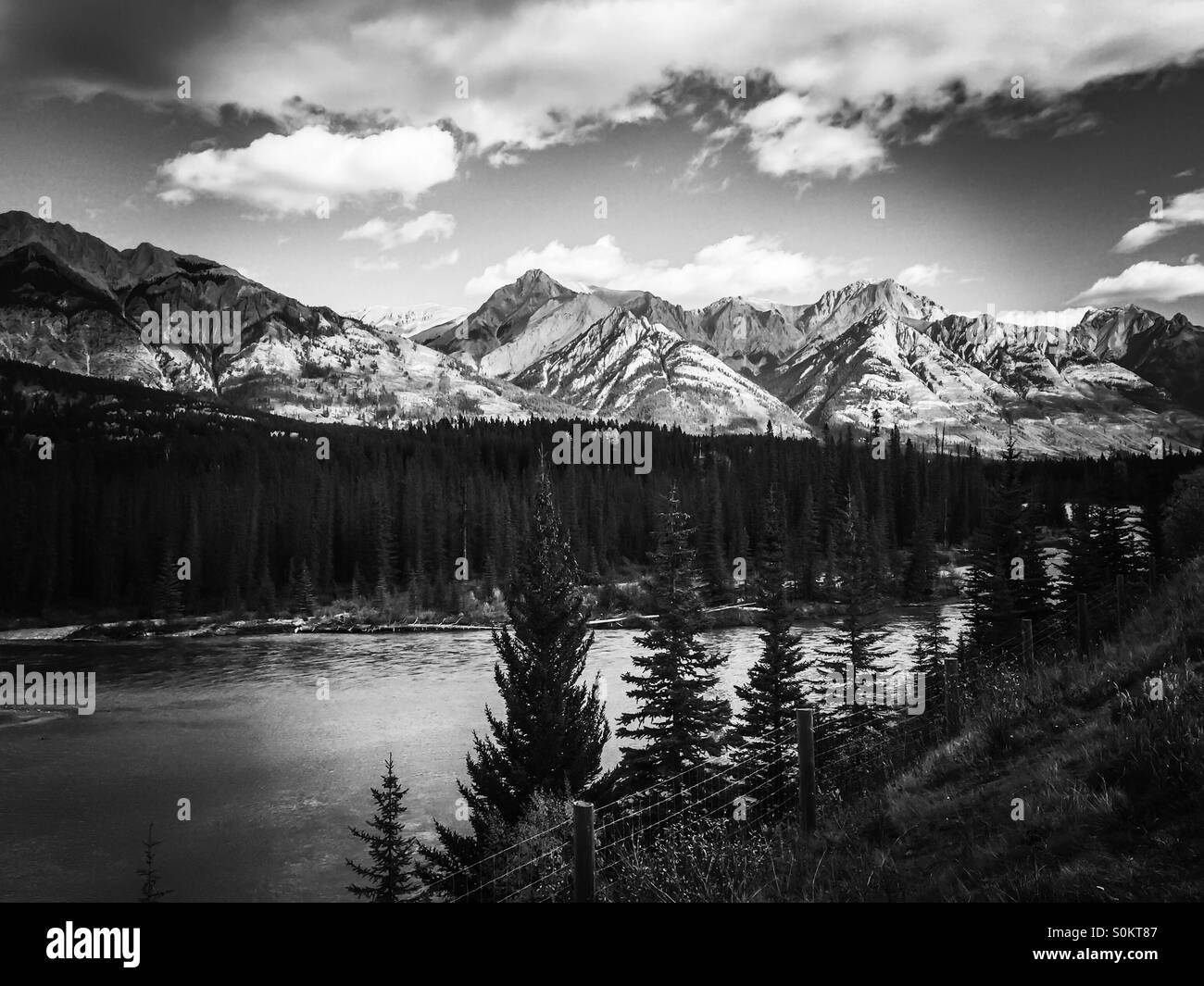 Le Montagne Rocciose e il Fiume Bow in Alberta in autunno. In bianco e nero. Foto Stock