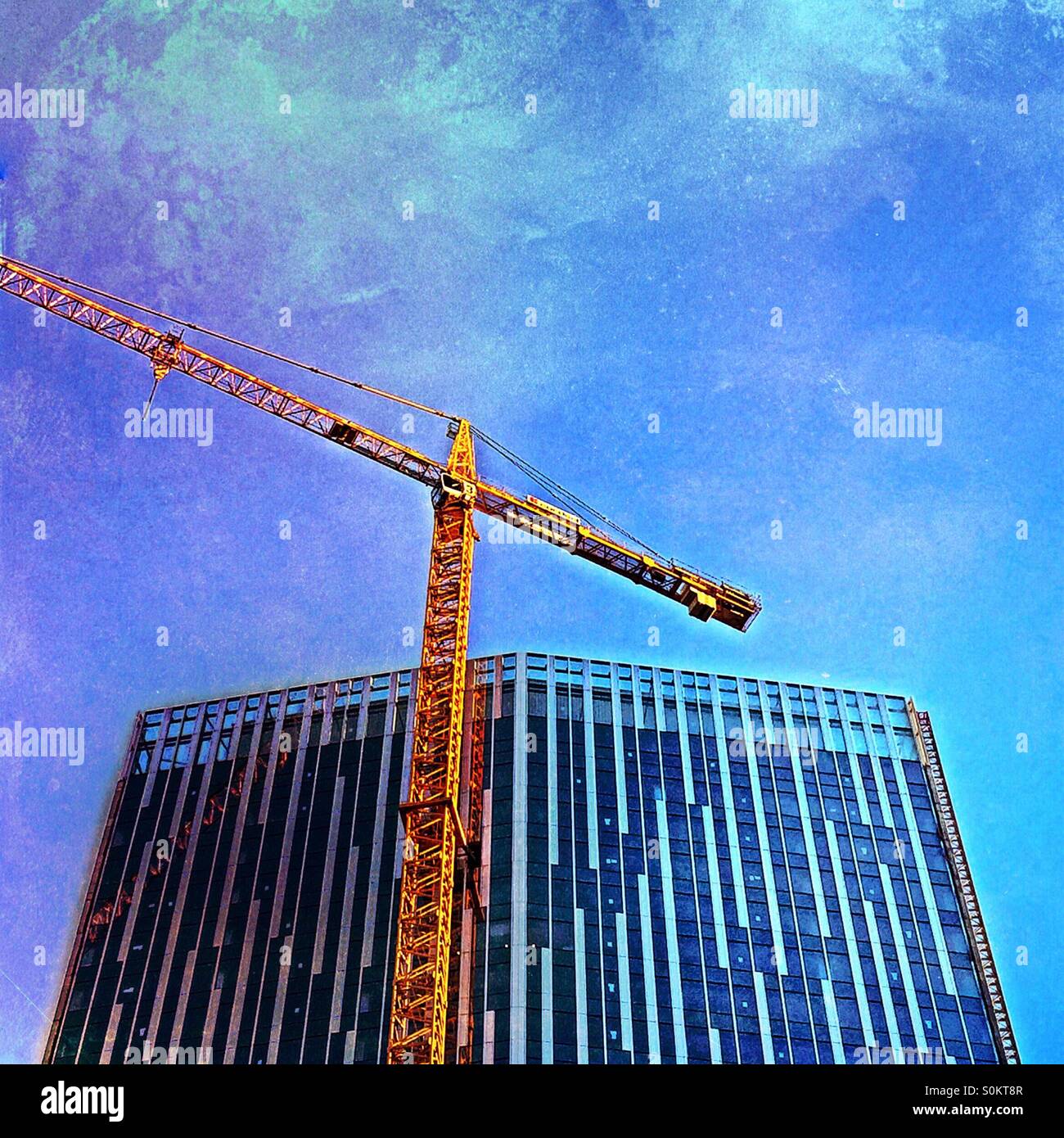 Lavori di costruzione su edificio per uffici. - Immagine stock catturata con smartphone