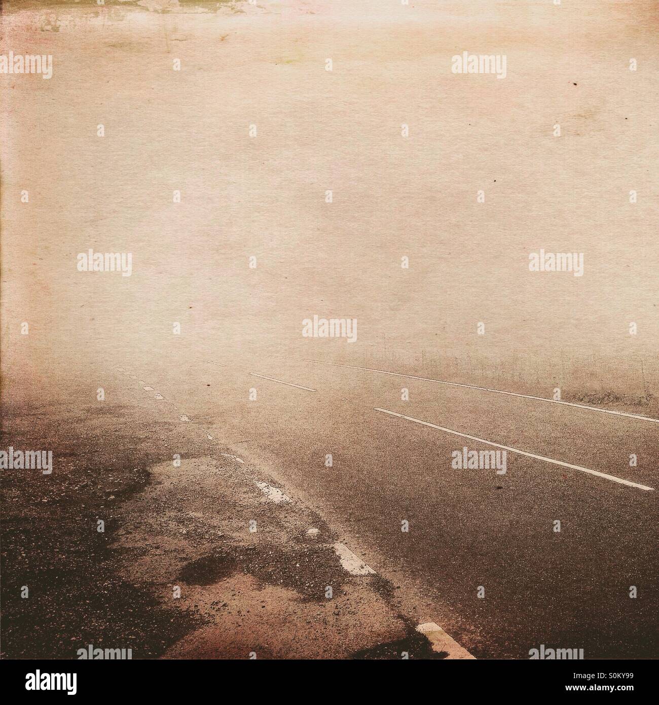 Misty mountain top road in seppia Foto Stock