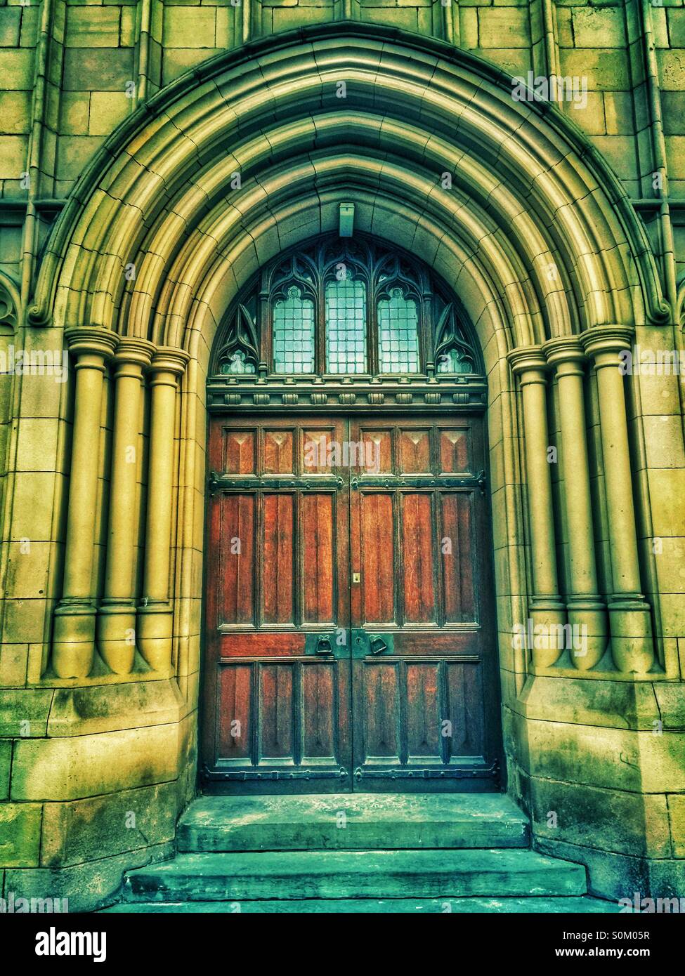 Il vecchio portale ad arco a Manchester University - Immagine stock catturata con smartphone