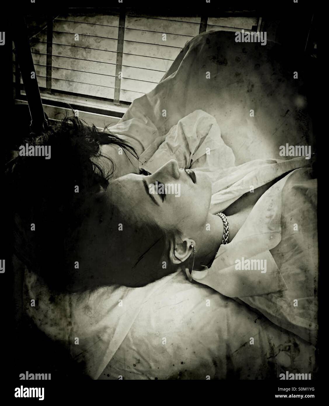 Signora giovane avente un po' di riposo - Immagine stock catturata con smartphone