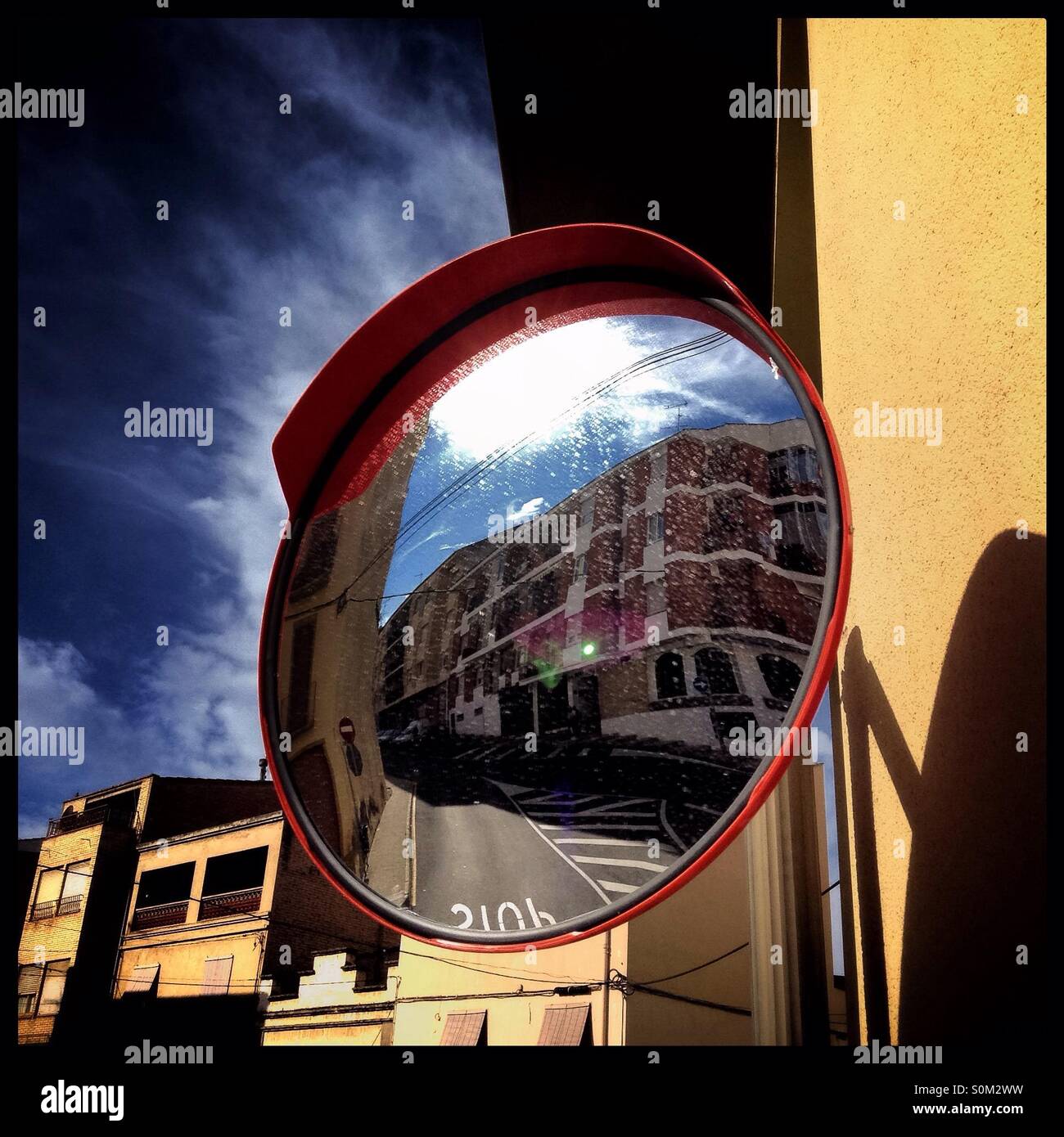 La riflessione di una scena di strada in un specchio blindspot, Mora d'Ebre, Spagna. Foto Stock