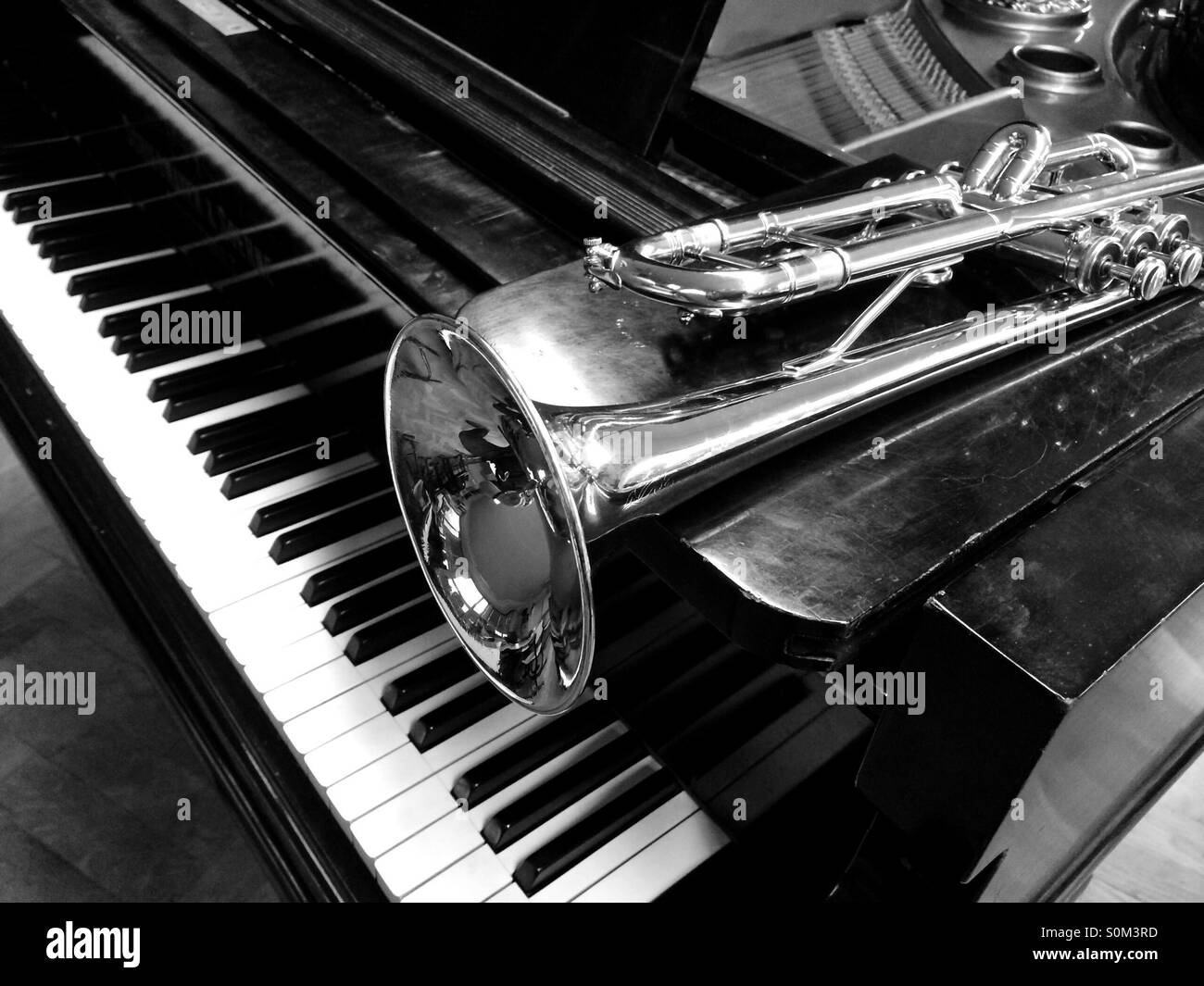 Jazzmusic - tromba e pianoforte Foto stock - Alamy