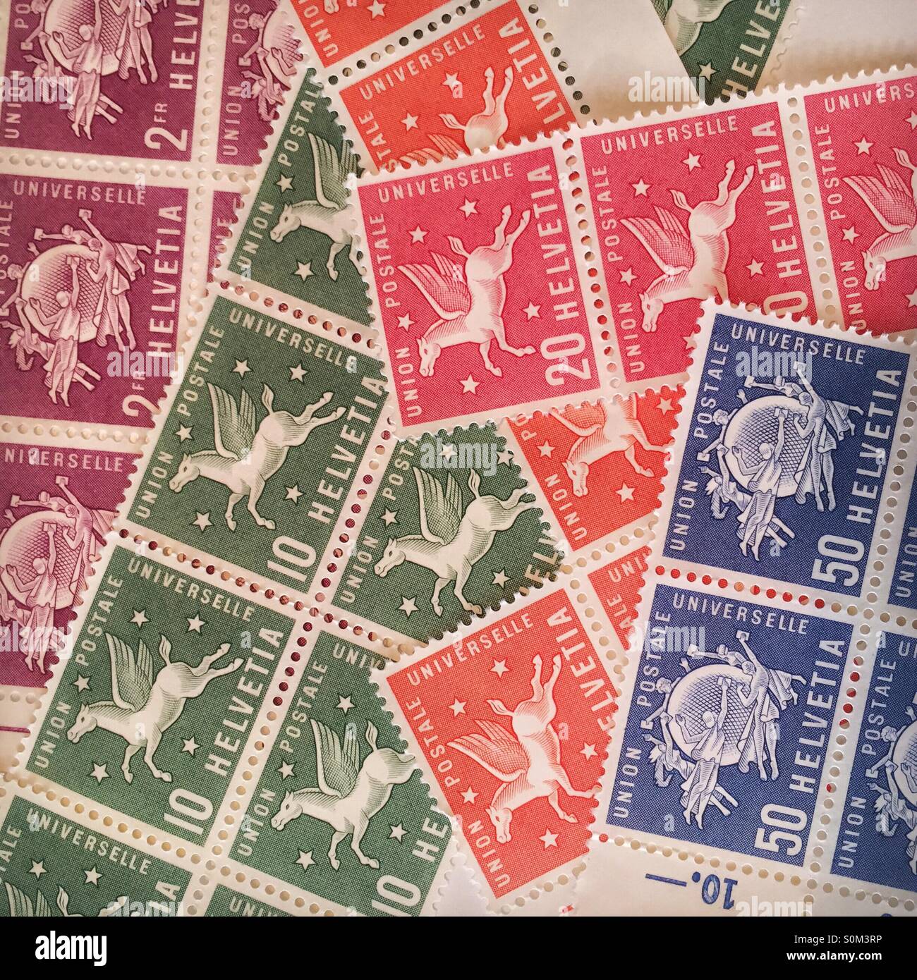 Francobolli colorate prodotte per l'Unione postale universale Foto Stock