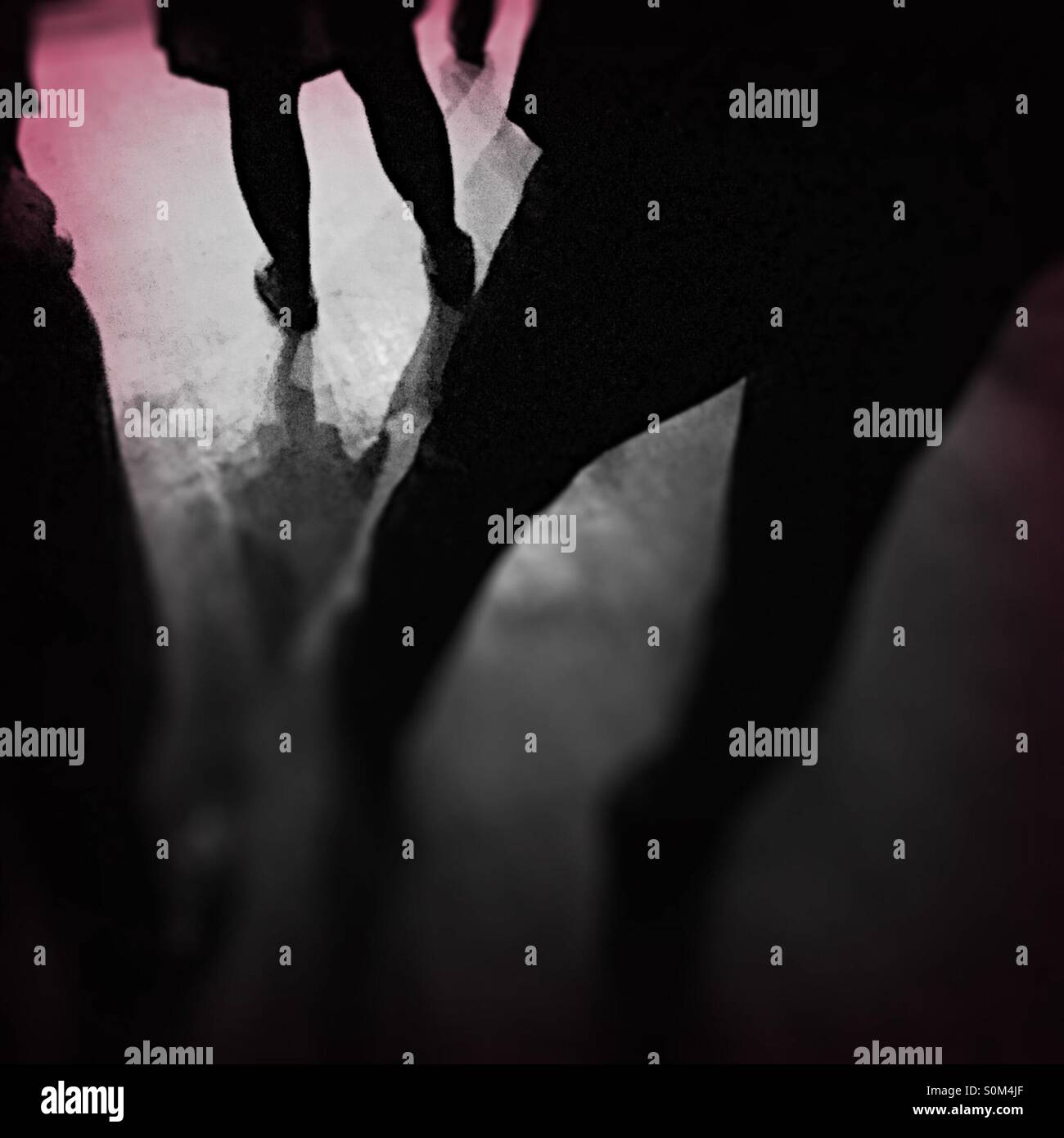 Persone in piedi - Immagine stock catturata con smartphone