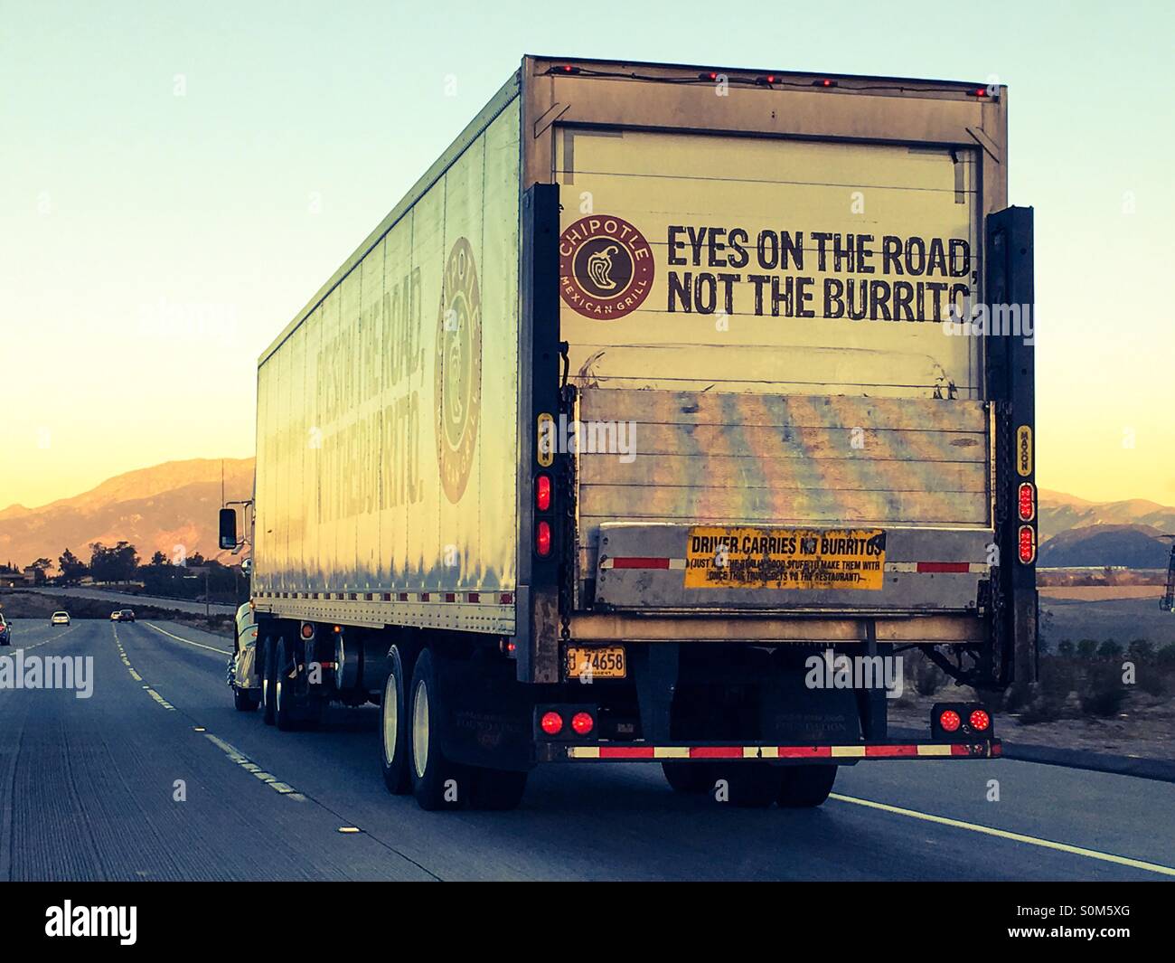 Un Chipotle Mexican Grill consegna carrello driver ricorda di tenere gli occhi sulla strada nel sud della California, Stati Uniti d'America Foto Stock