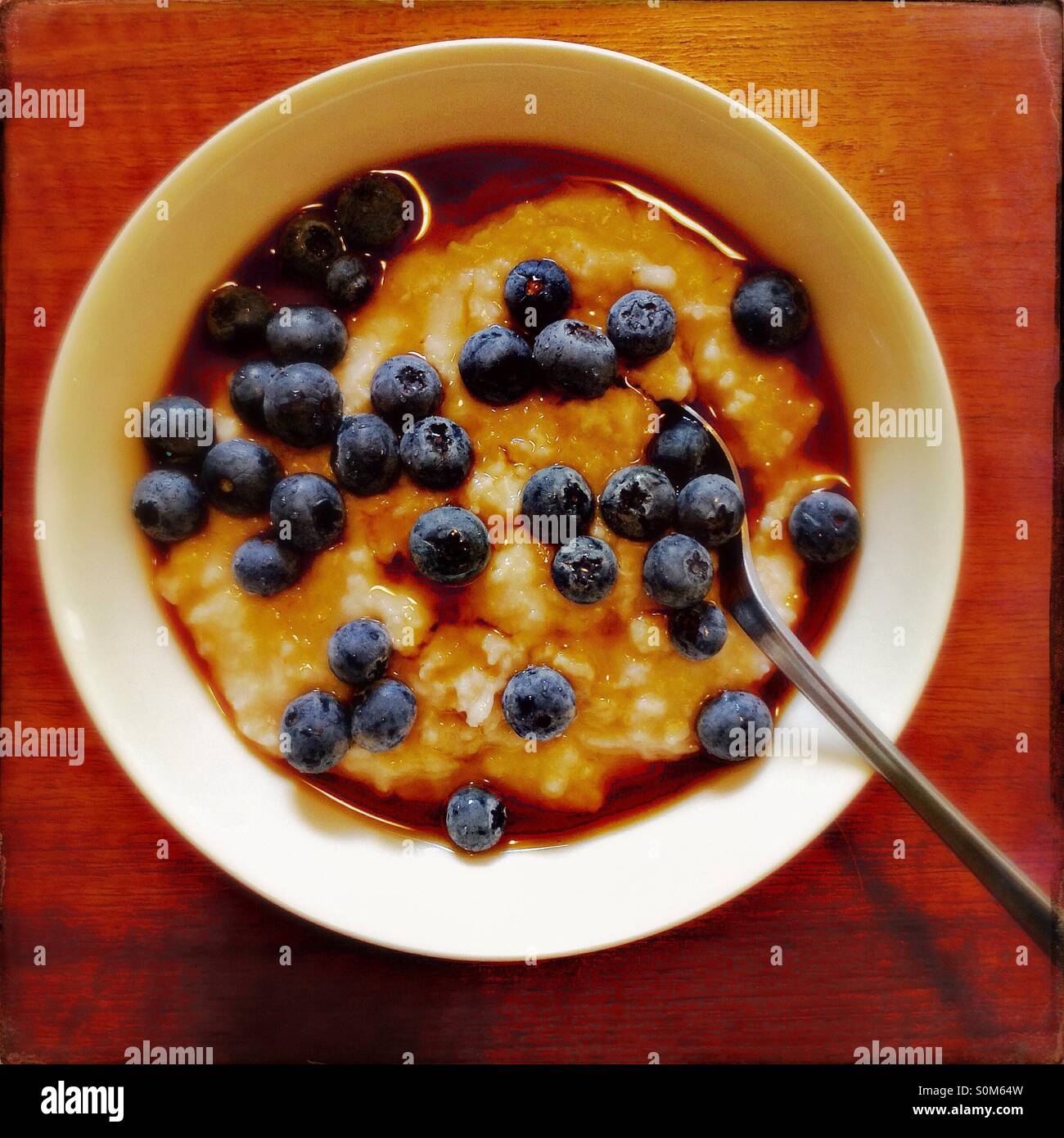 Farina di avena con mirtilli e sciroppo d'acero Foto Stock