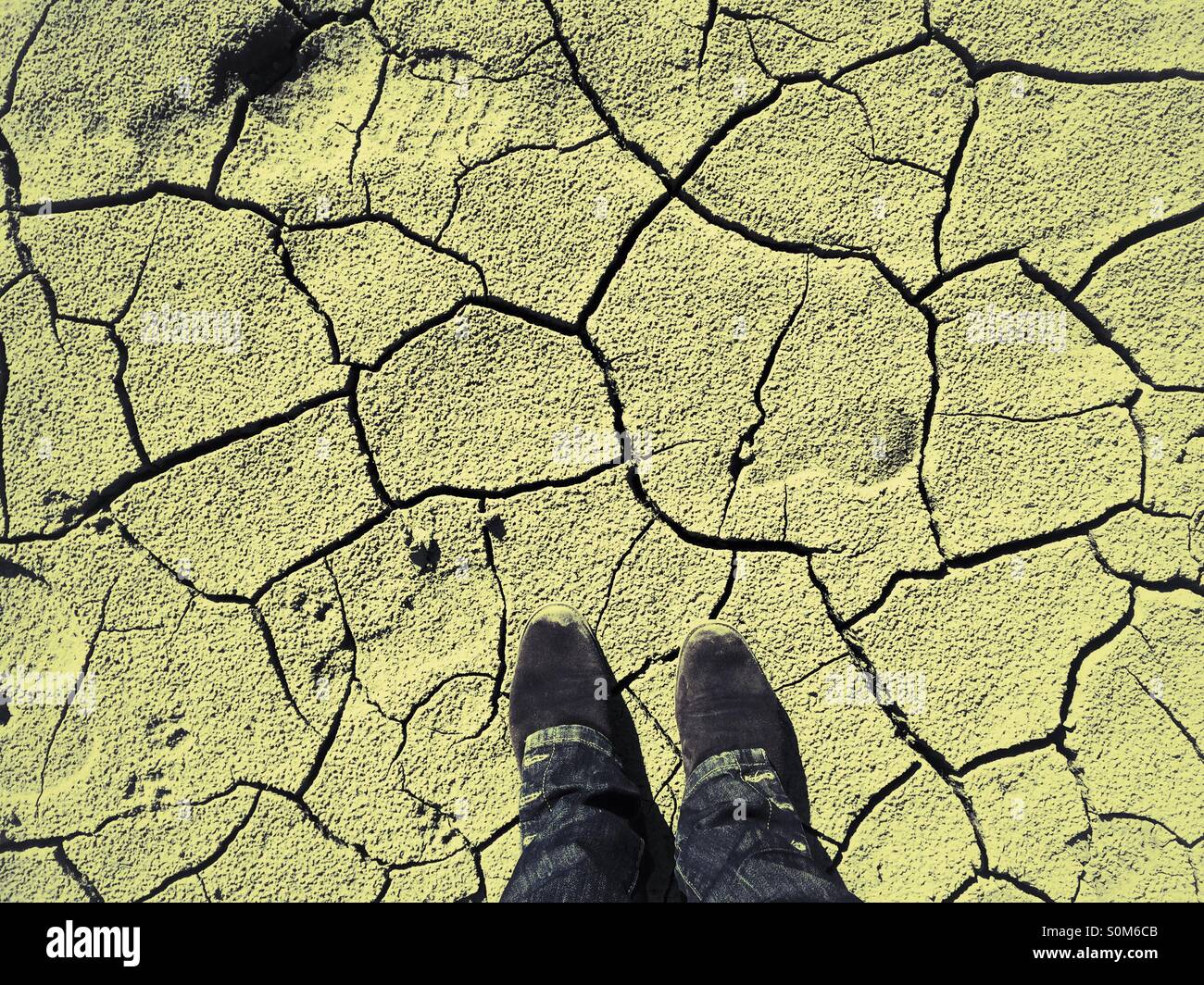 In piedi sul fondo di un lago Foto Stock