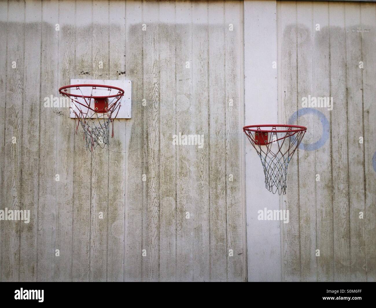 2 basket hoops sulla parete Foto Stock