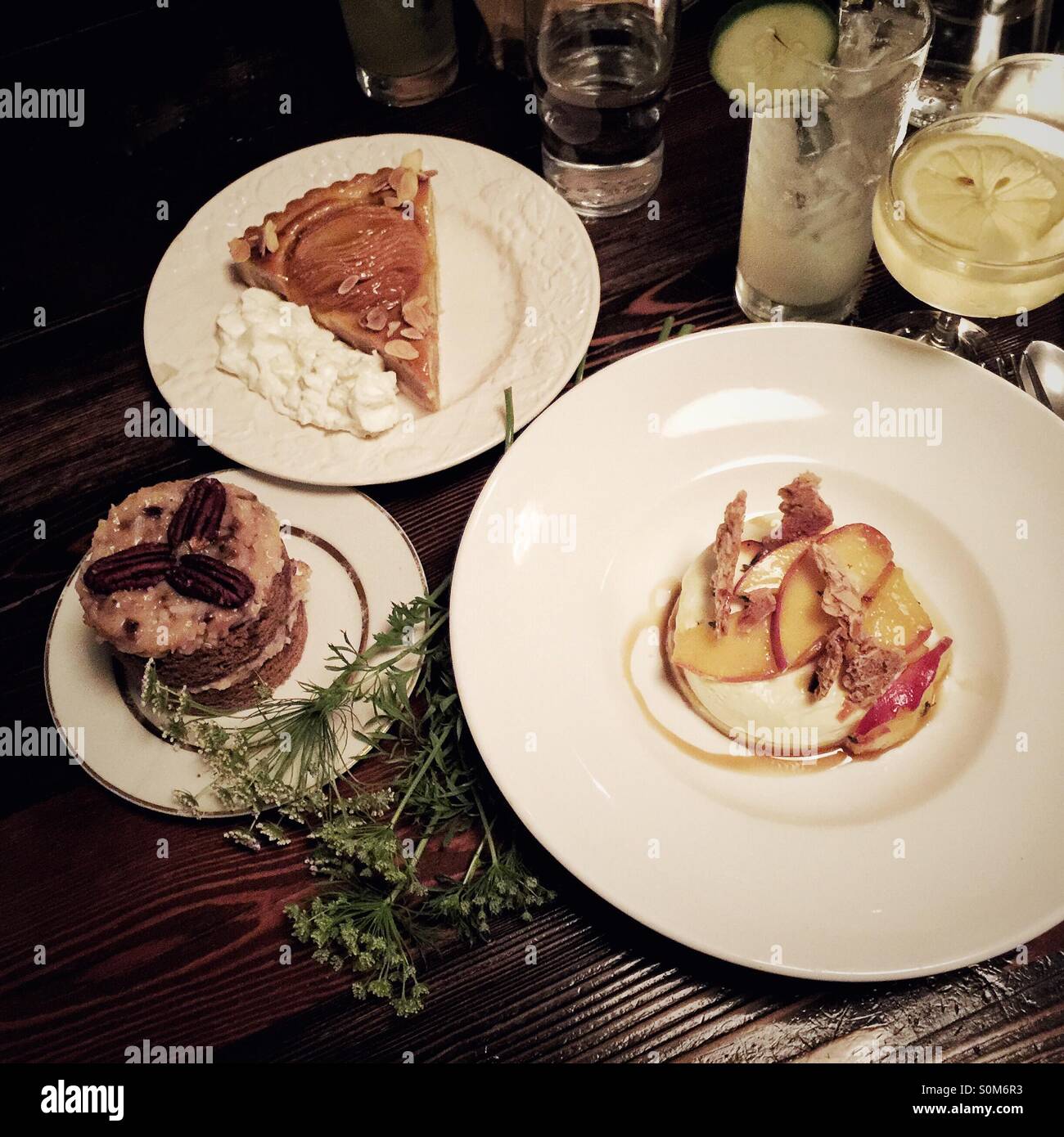 Dessert fantasia su diverse piastre bianche - Immagine stock catturata con smartphone