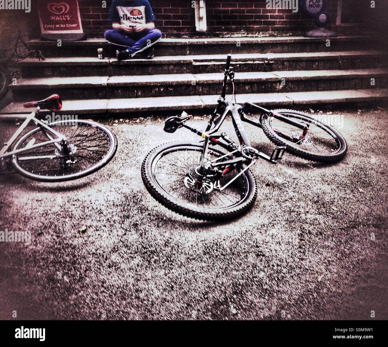 Bicycles Discarded Immagini e Fotos Stock - Alamy