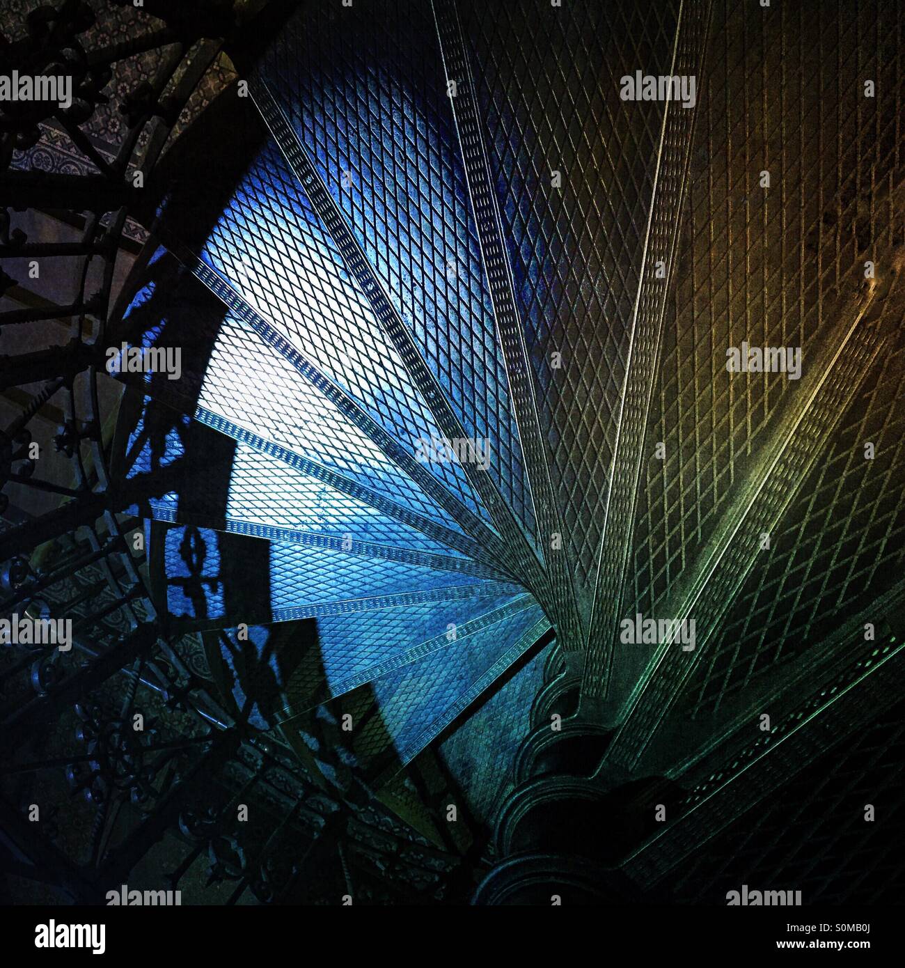Vista dall'alto di un metallo scala a chiocciola. Scala a spirale. - Immagine stock catturata con smartphone