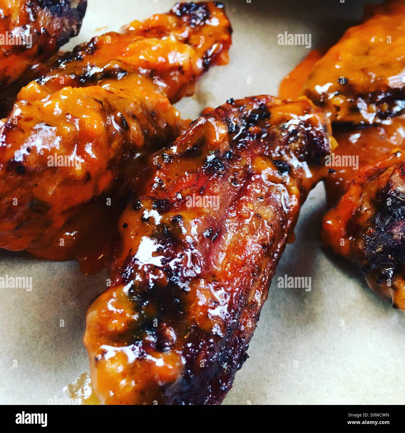 Fiery Hot BBQ ali di pollo con salsa di peperoncino. - Immagine stock catturata con smartphone Fiery Hot BBQ ali di pollo con salsa di peperoncino. - Immagine stock catturata con smartphone