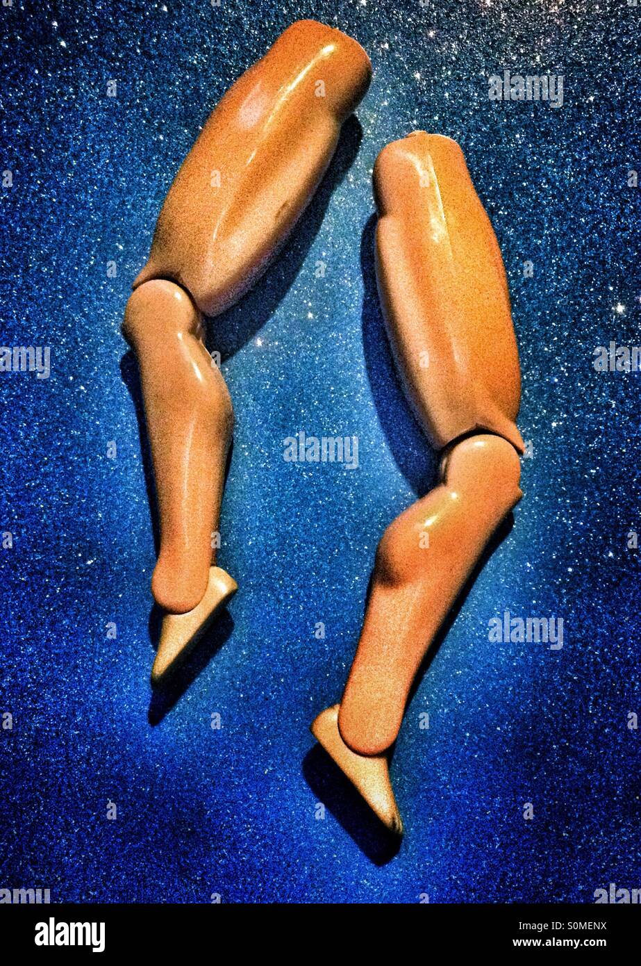 Smembrato delle gambe di una bambola maschio su un blu sfondo scintillanti - Immagine stock catturata con smartphone