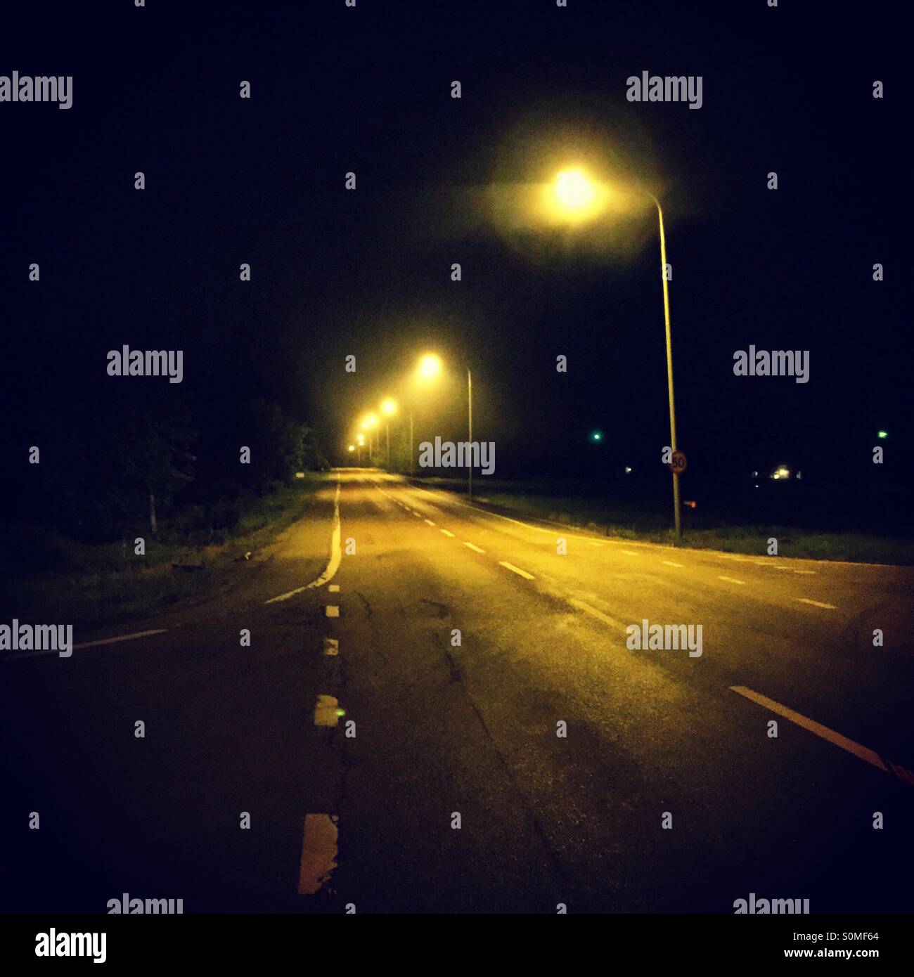 Strada vuota di notte Foto Stock