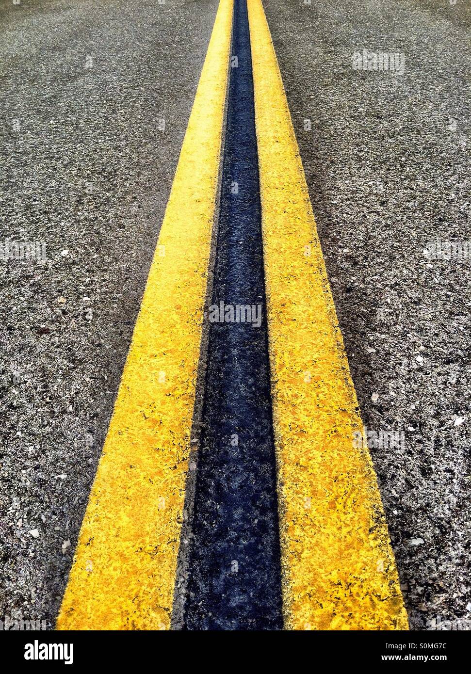 Doppio giallo linee stradali su autostrada Foto Stock