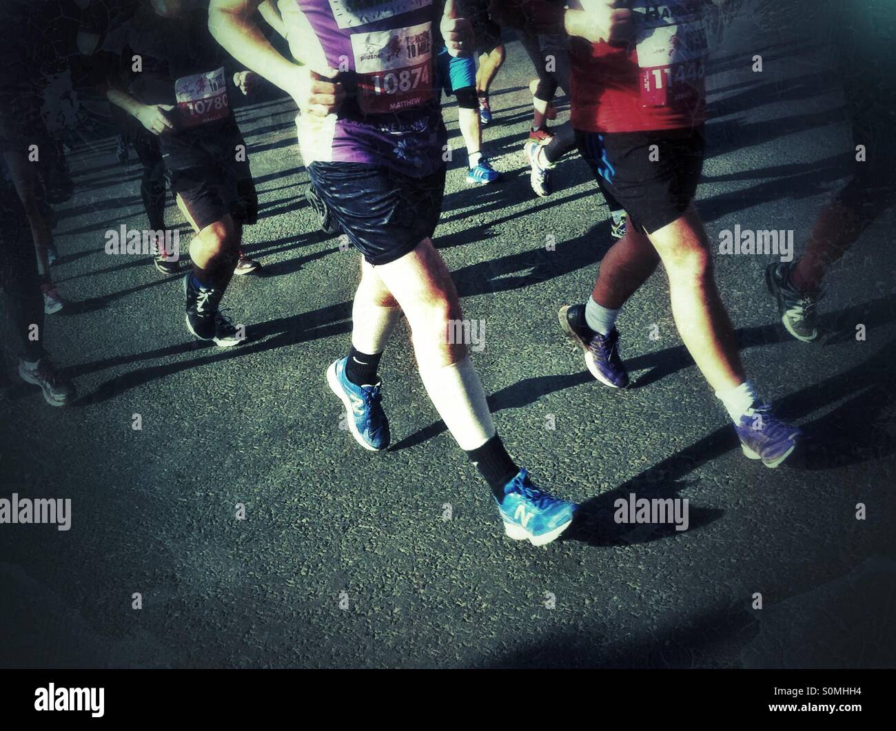 Le gambe dei corridori in dieci miglia race York North Yorkshire England Regno Unito Regno Unito GB Gran Bretagna - Immagine stock catturata con smartphone