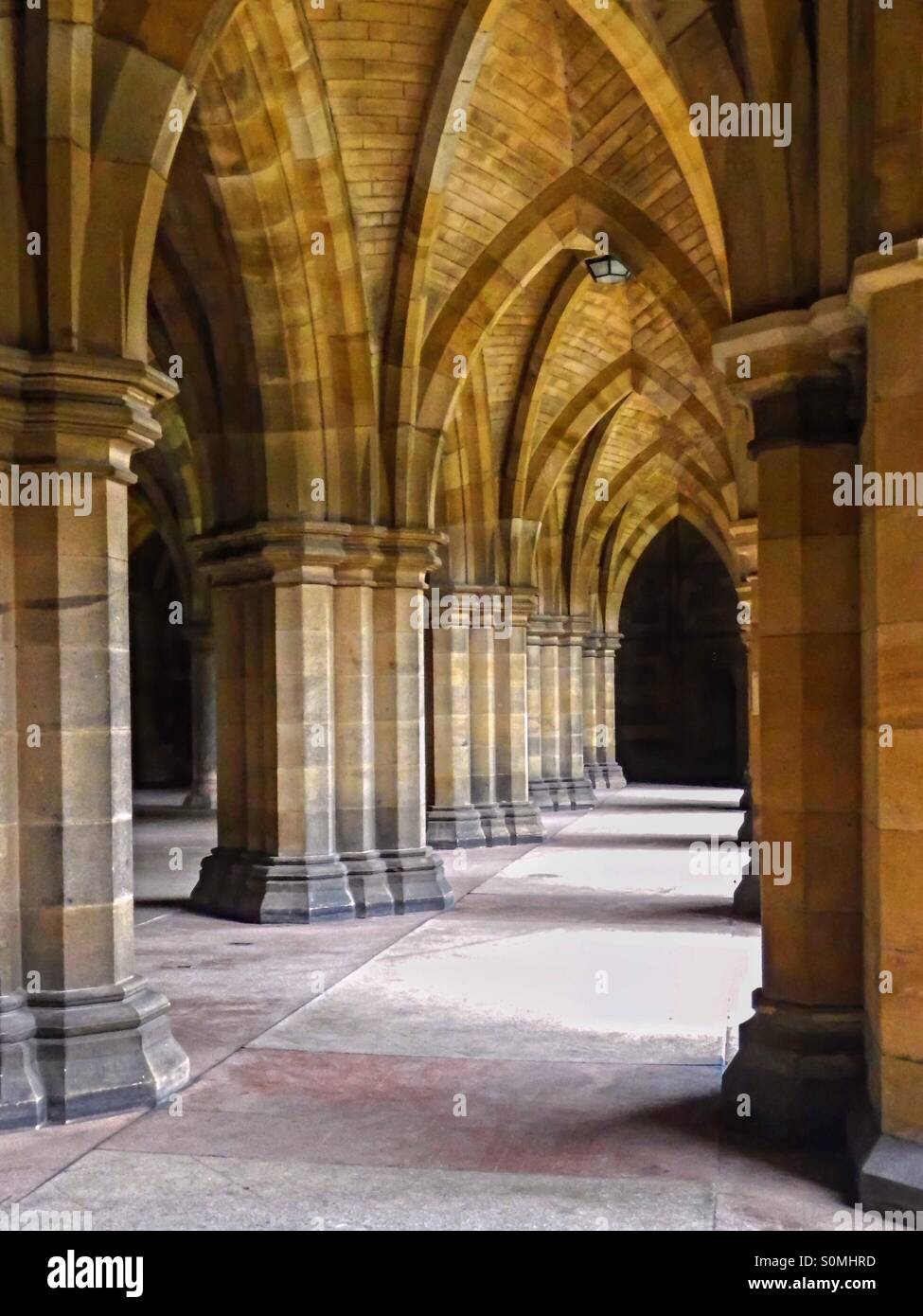 Chiostri gotici all'Università di Glasgow, Glasgow, Scozia, Regno Unito - Immagine stock catturata con smartphone