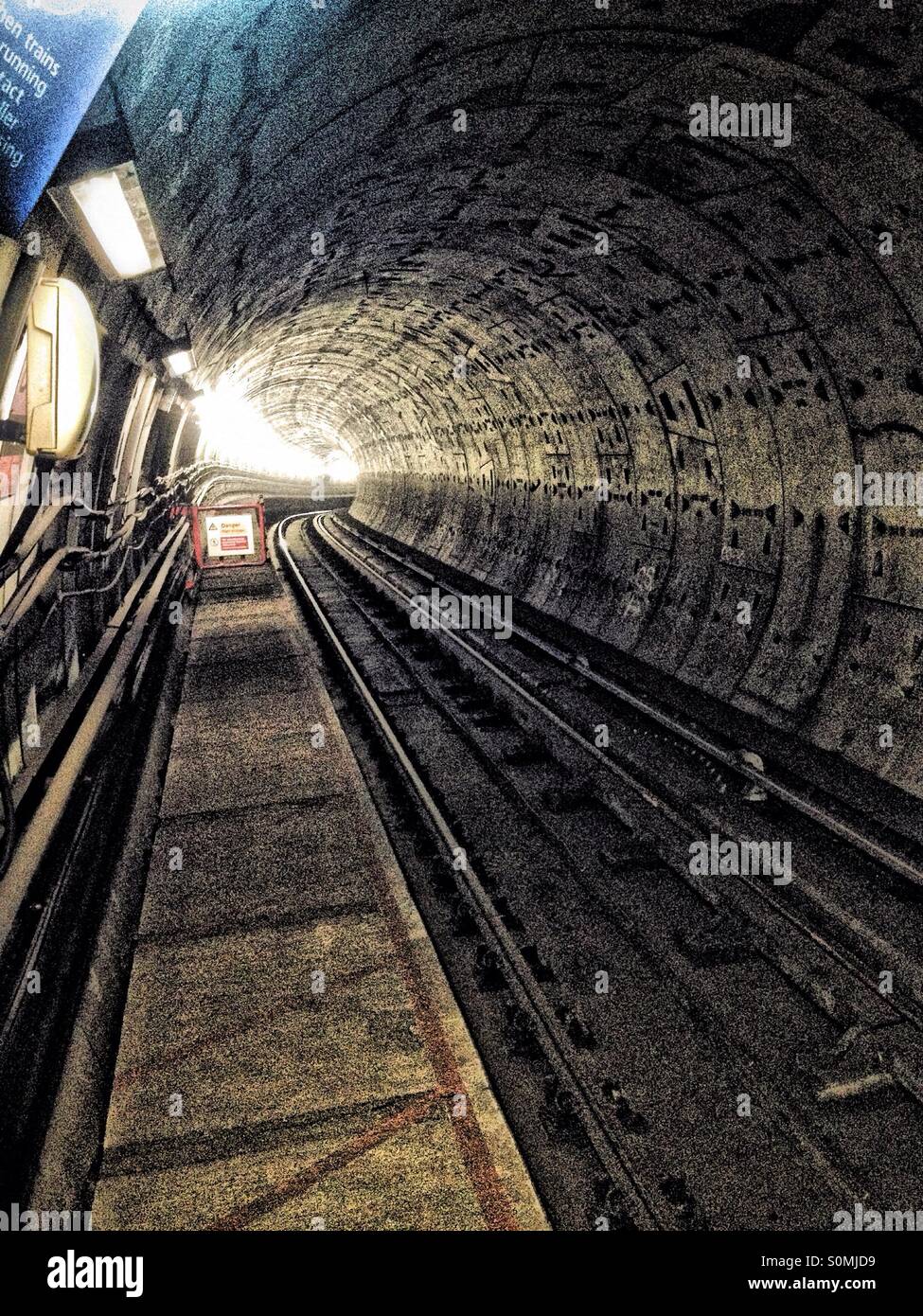 Sezione del tunnel che passa sotto il fiume Tamigi, al Cutty Sark DLR  station Foto stock - Alamy