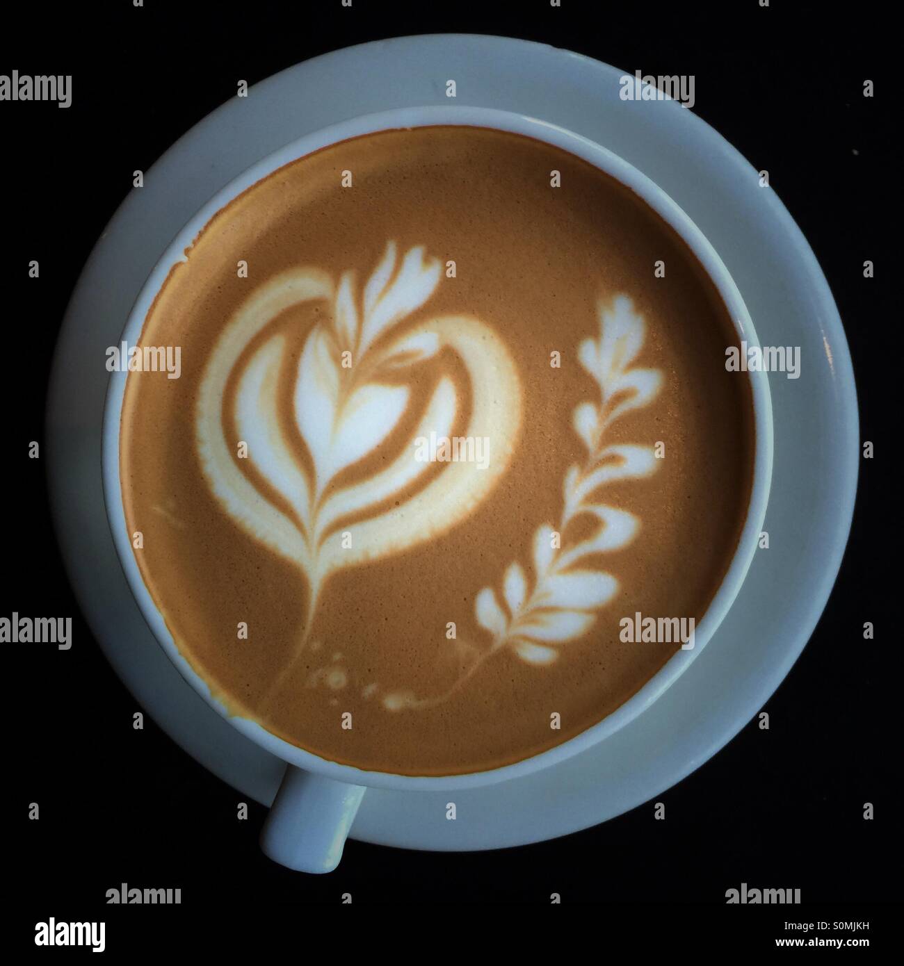 A forma di cuore sul disegno di una schiuma di caffè - Immagine stock catturata con smartphone