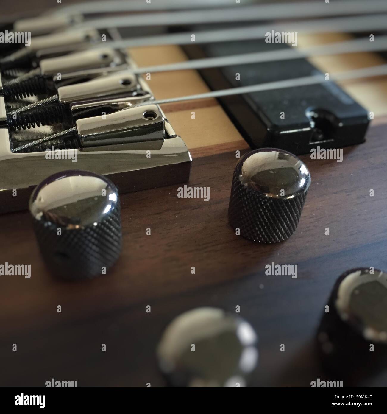 Bass Guitar manopole - Immagine stock catturata con smartphone