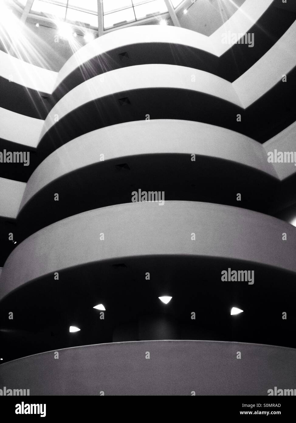 Interno del Museo Guggenheim di New York City, Stati Uniti d'America. - Immagine stock catturata con smartphone