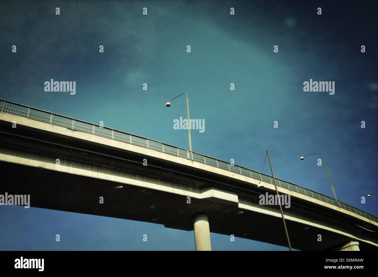Ponte stradale contro il cielo blu Foto Stock